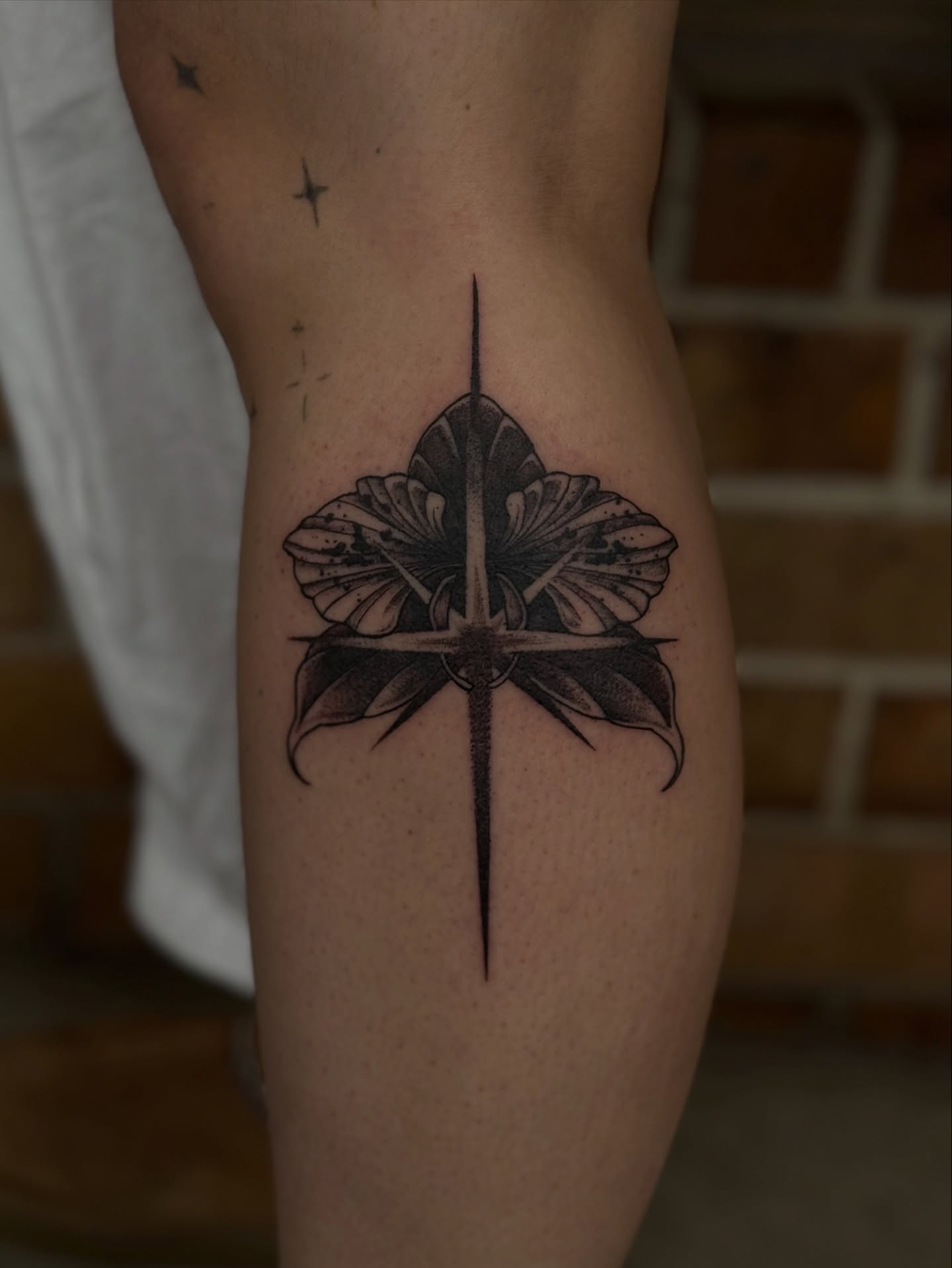Flower and cross black and grey tattoo on the thigh by 𝔈𝔩𝔦𝔷𝔞𝔟𝔢𝔱𝔥