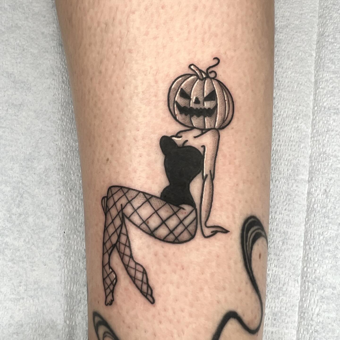 Tattoo by @robbwilsontattoos — black_and_grey
