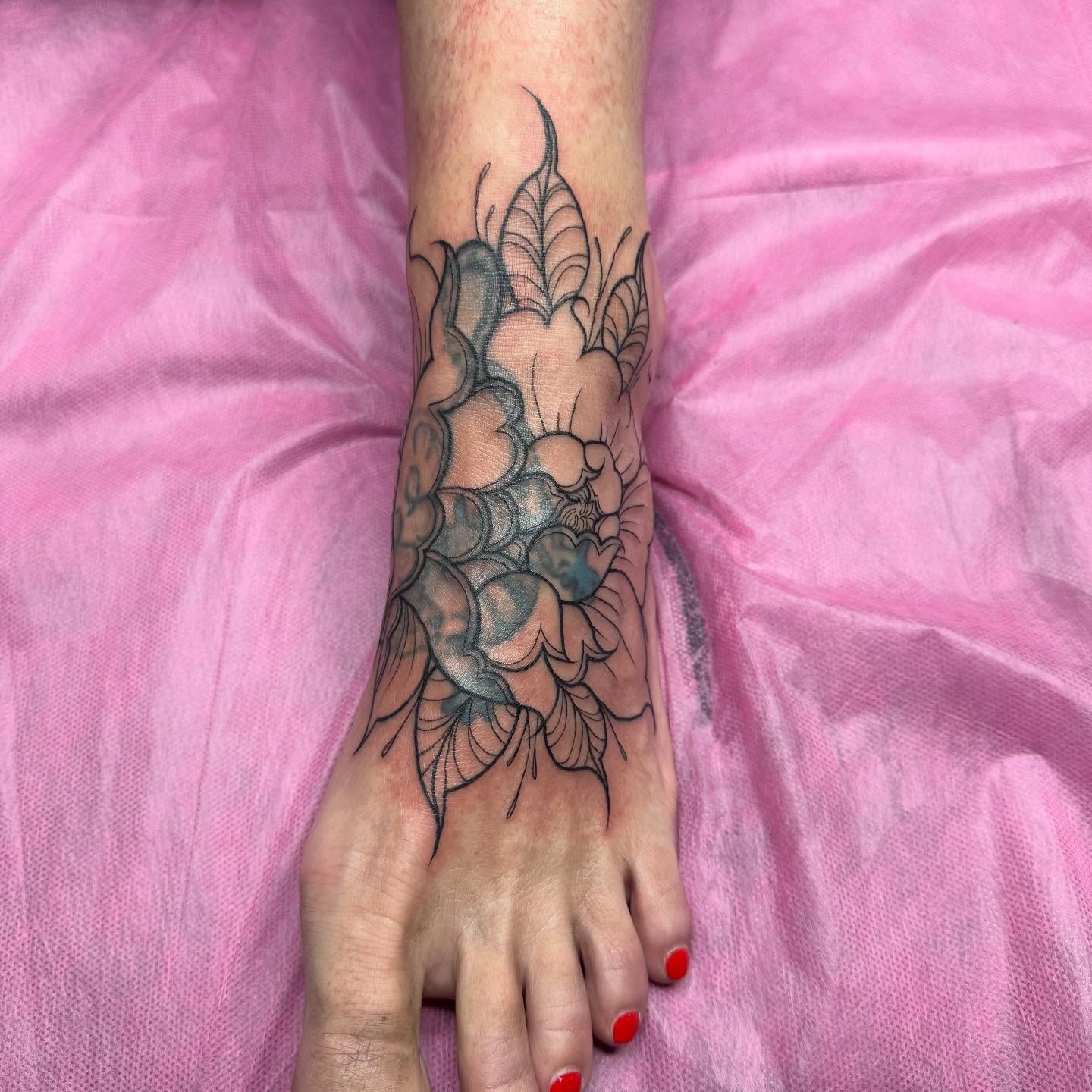Flower bouquet black and grey tattoo on the foot by 𝕷𝖊𝖝𝖎 𝕽𝖚𝖓𝖞𝖔𝖓