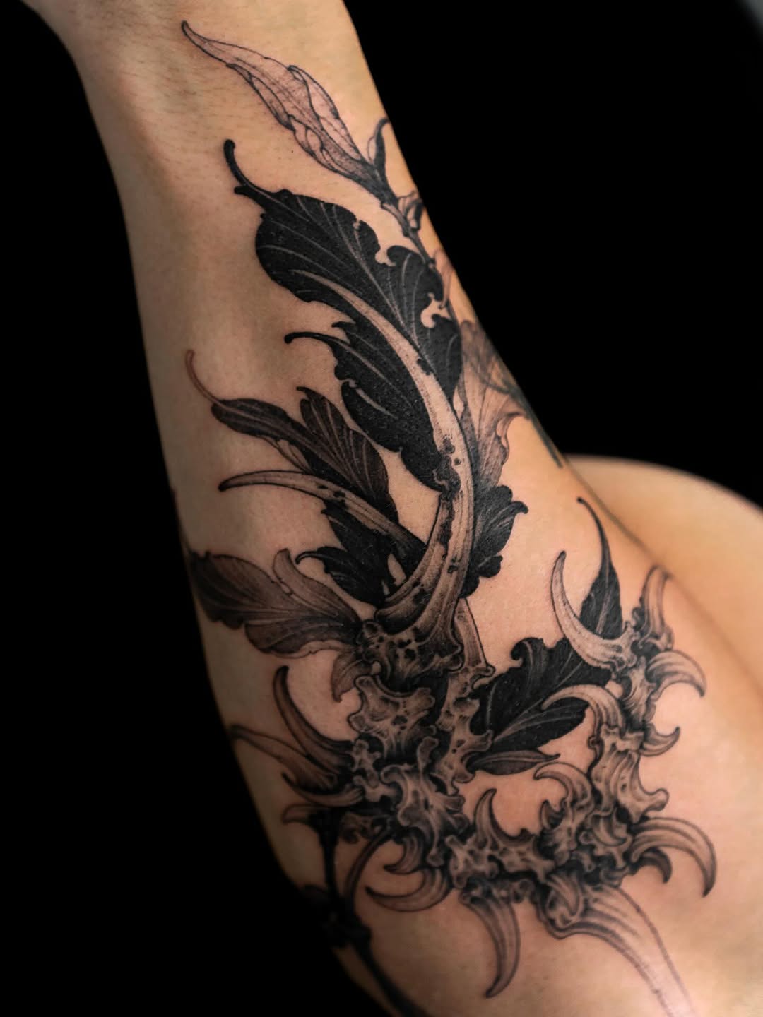 Antlers and leaves realism tattoo on the forearm by Siio(시오)