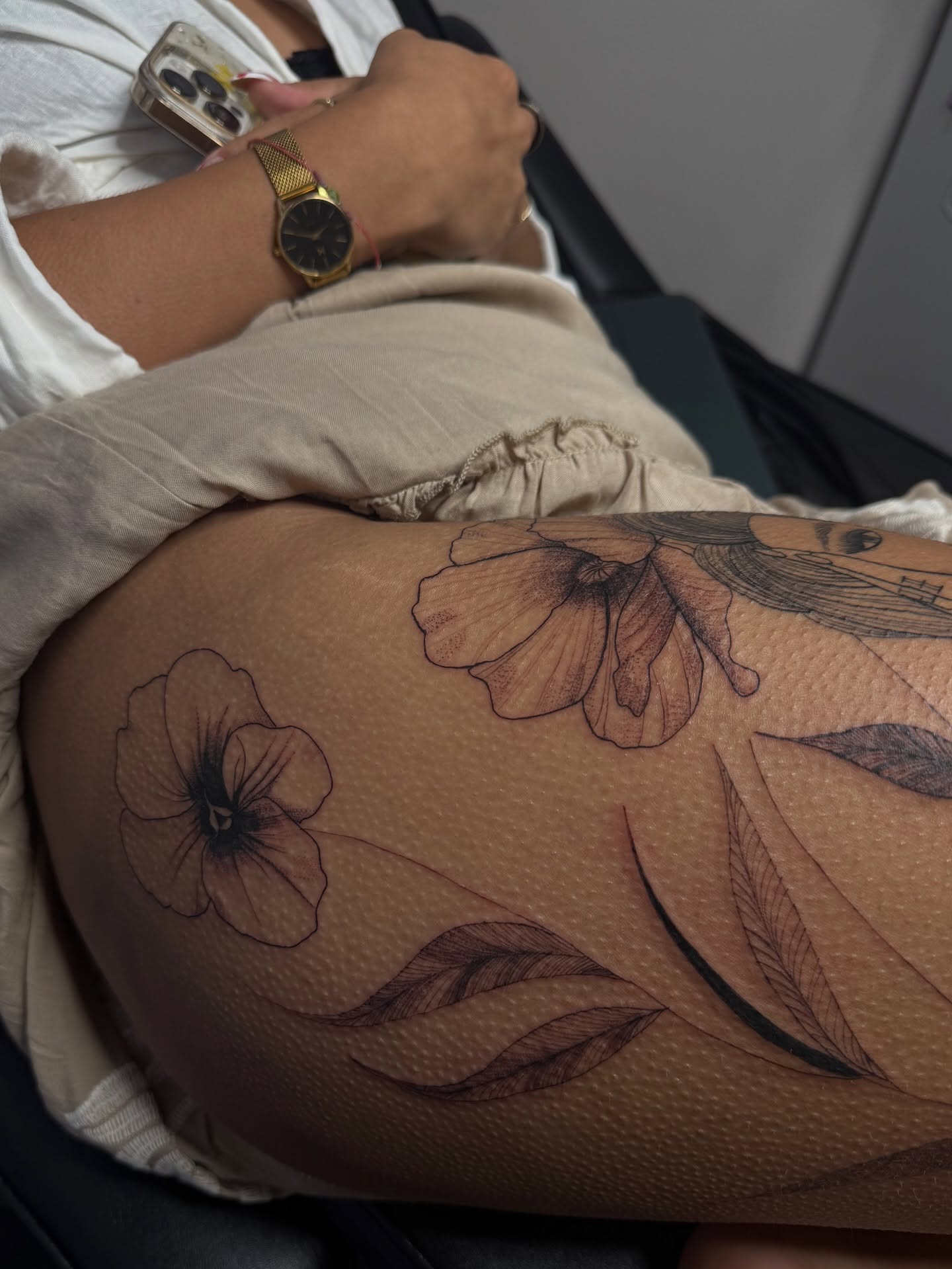 Flowers black and grey tattoo on the thigh by ᴍᴀɢɢɪᴇ ✧, Las Vegas, Nevada