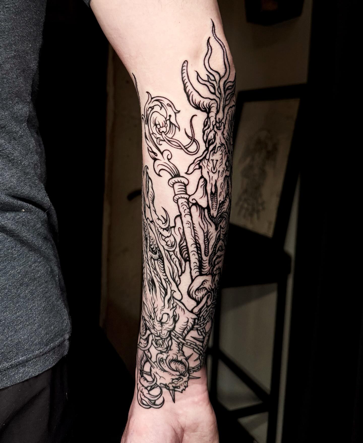 Dragon and sword neo-traditional tattoo on the forearm by 𝕾𝖆𝖘𝖍𝖆 𝖂𝖔𝖑𝖆𝖓𝖉