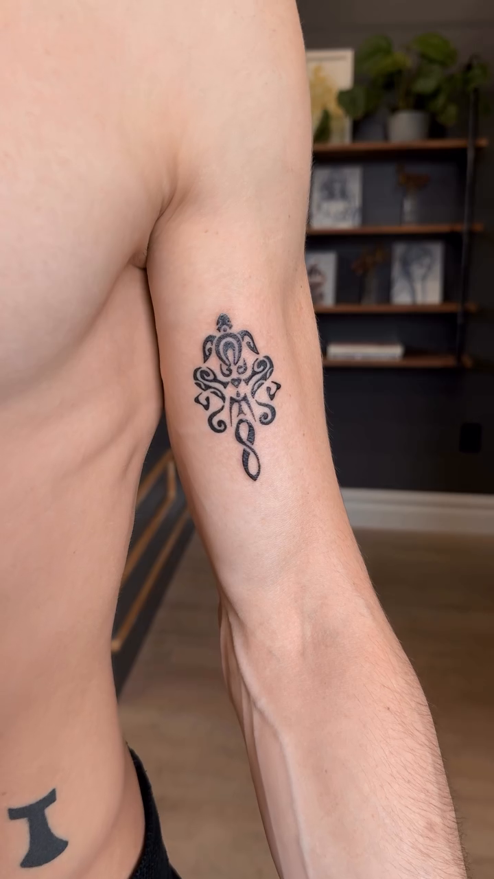 Tattoo by @vikabenito_tattoo — fine_line, ornamental