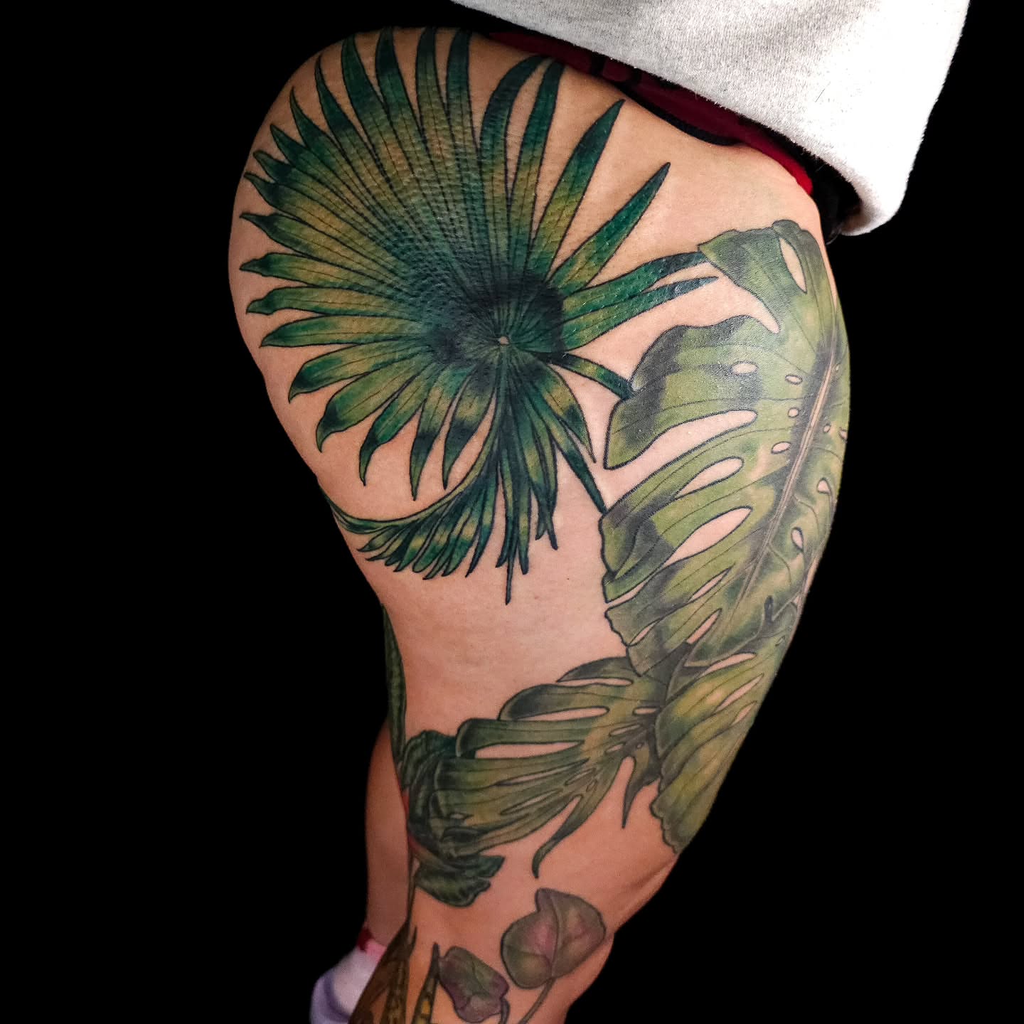 Tropical leaves realism tattoo on the thigh by Eva the Tattoo Fartist in Seattle, WA, Seattle, Washington