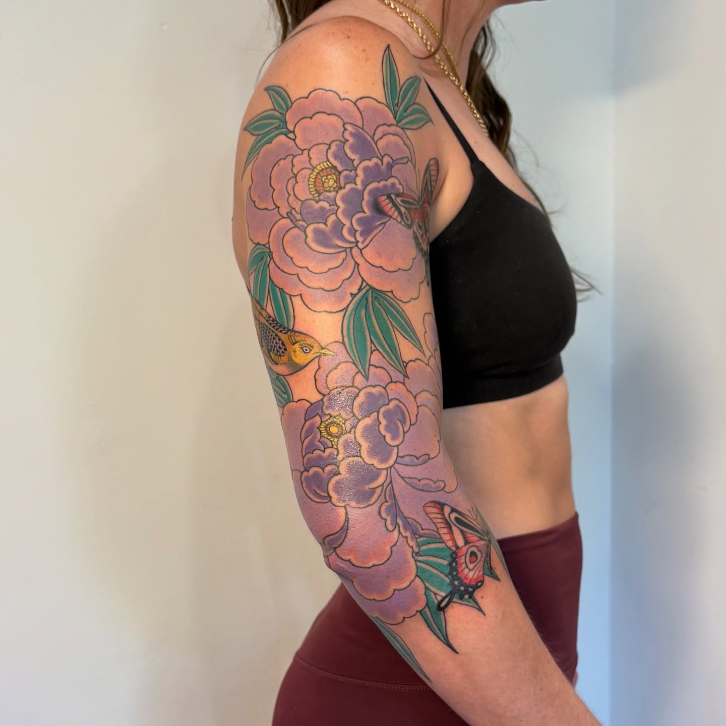 Peony and butterfly new school tattoo on the upper arm by 𝓰𝓲𝓷𝓪 𝓼𝓮𝓻𝓹𝓮𝓷𝓽𝓲𝓷𝓪