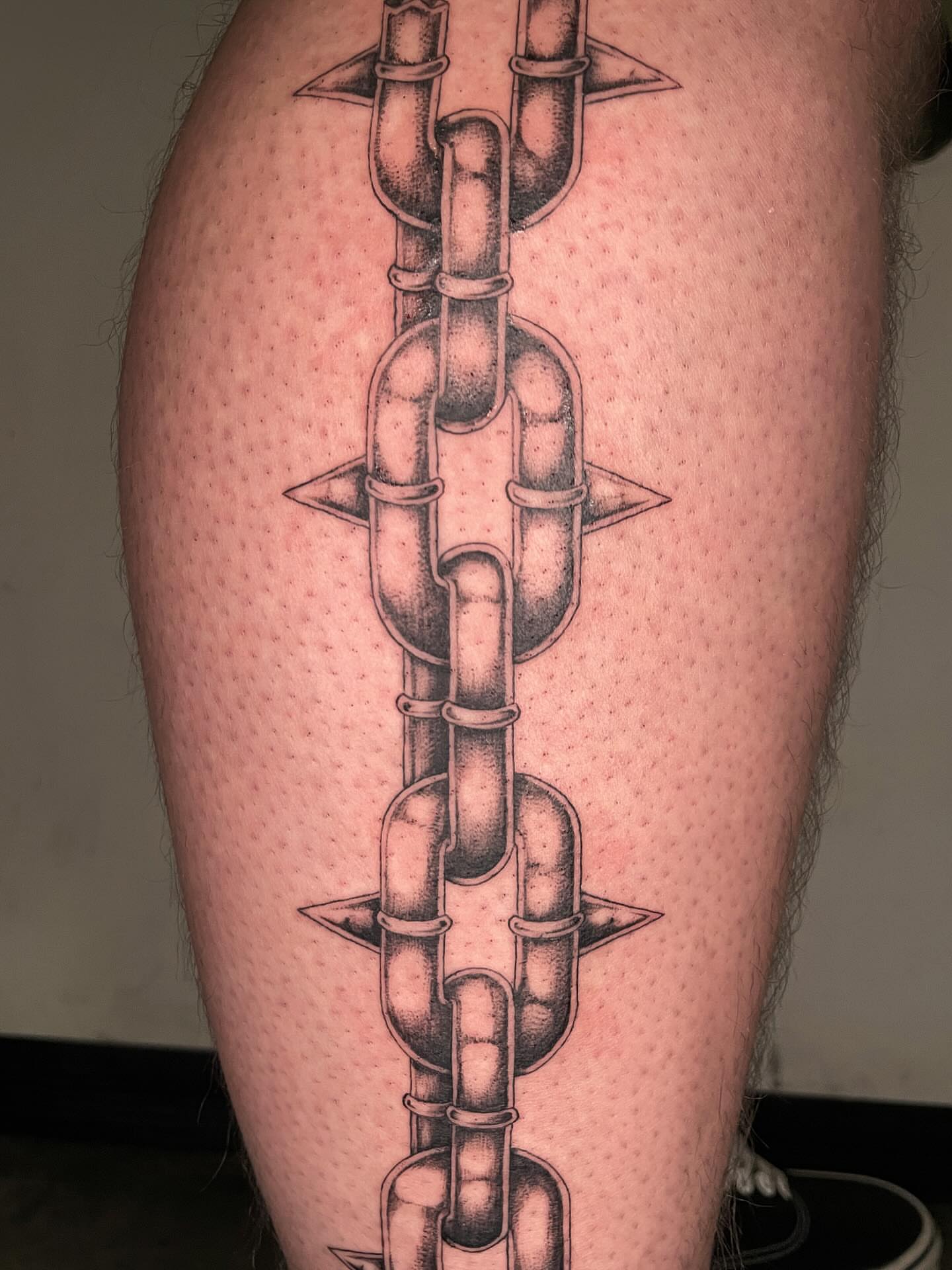 Chain dotwork tattoo on the thigh by Vash
