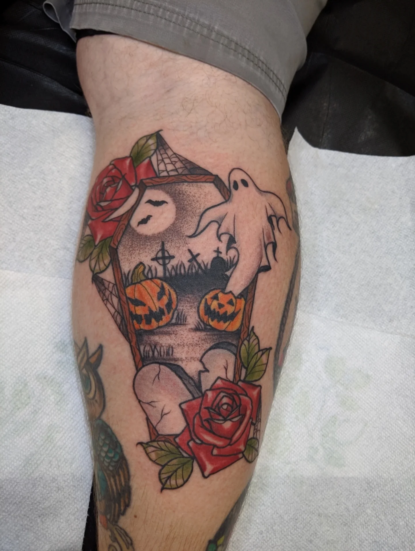 Halloween-themed grave scene American traditional tattoo on the thigh by 𝑹𝒆𝒚𝒎𝒂𝒓𝒄 𝑫𝒂𝒚𝒂𝒖𝒐𝒏