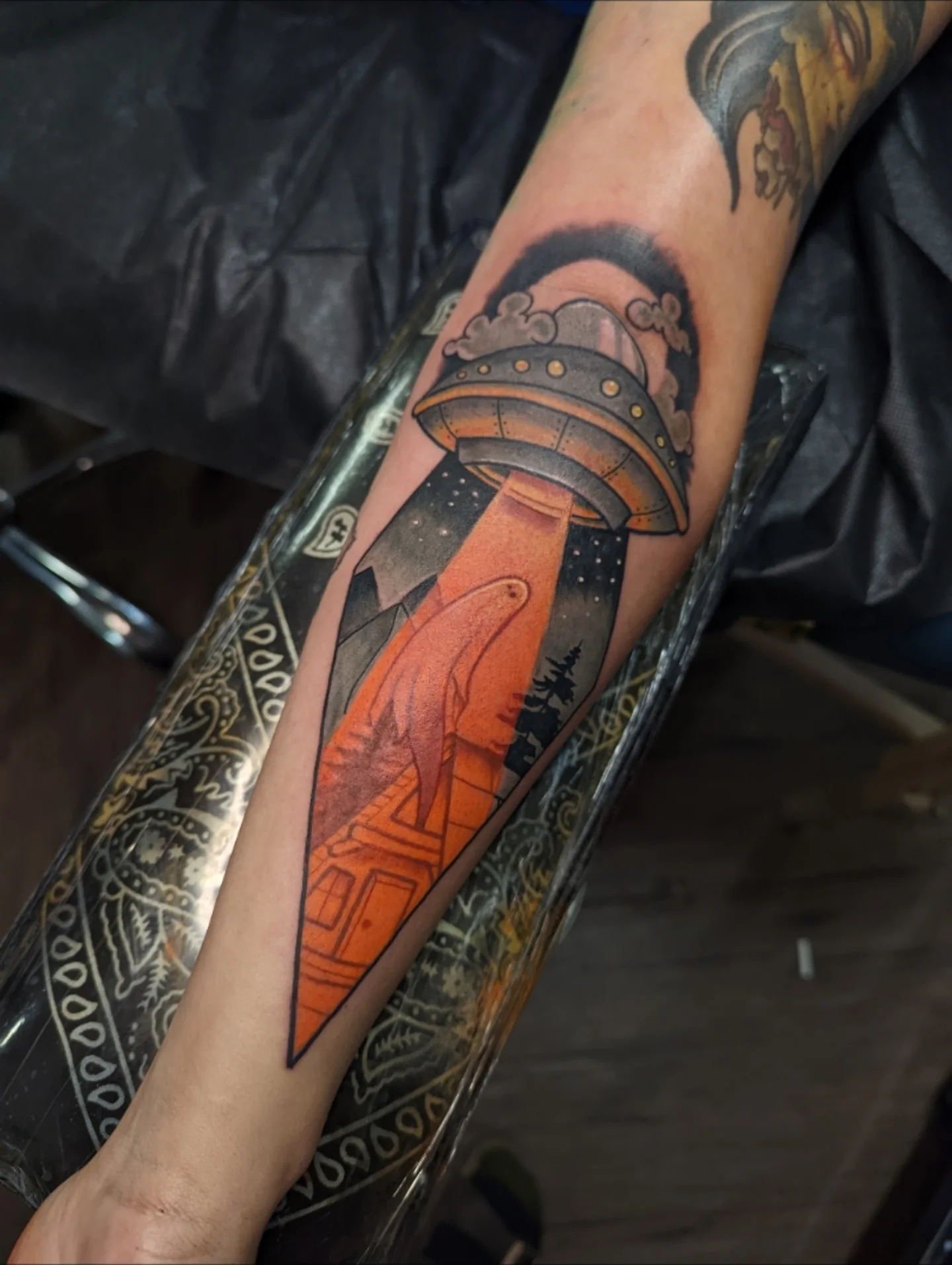 Spacecraft and alien dotwork tattoo on the forearm by 𝑹𝒆𝒚𝒎𝒂𝒓𝒄 𝑫𝒂𝒚𝒂𝒖𝒐𝒏