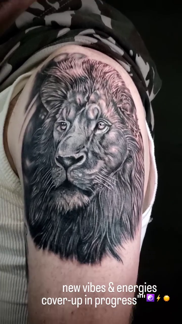 Lion portrait realism tattoo on the upper arm by William Gualteros