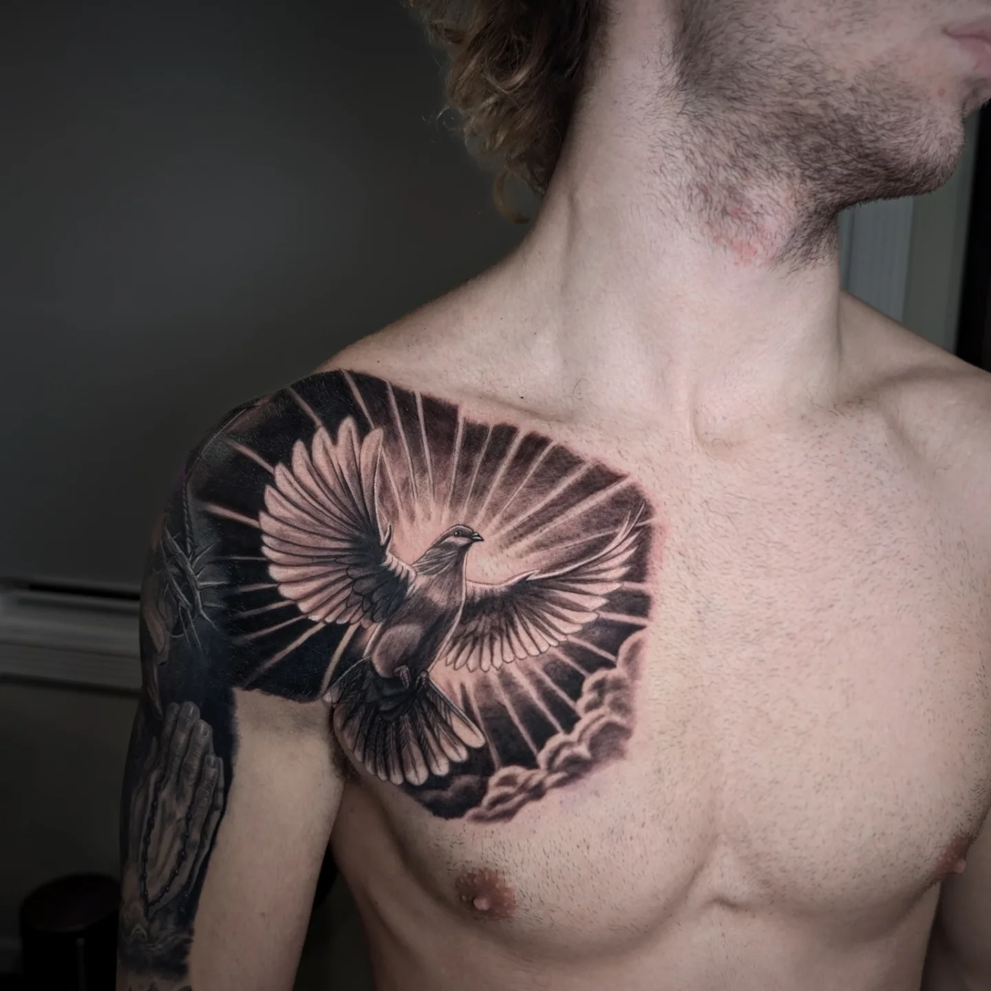 Bird realism tattoo on the shoulder by Antonio Arias