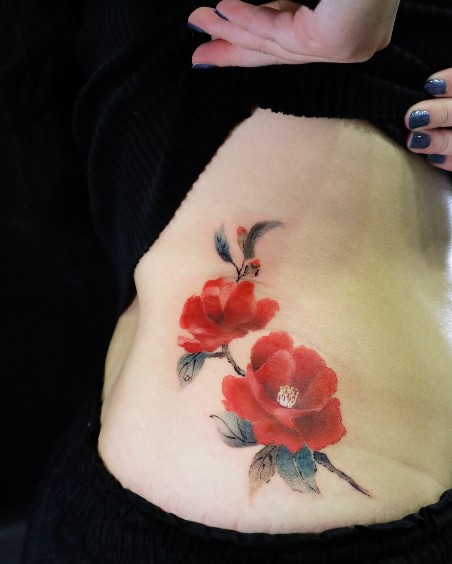 Red roses watercolor tattoo on the ribs by Sylvia｜思岐, Vancouver, British Columbia