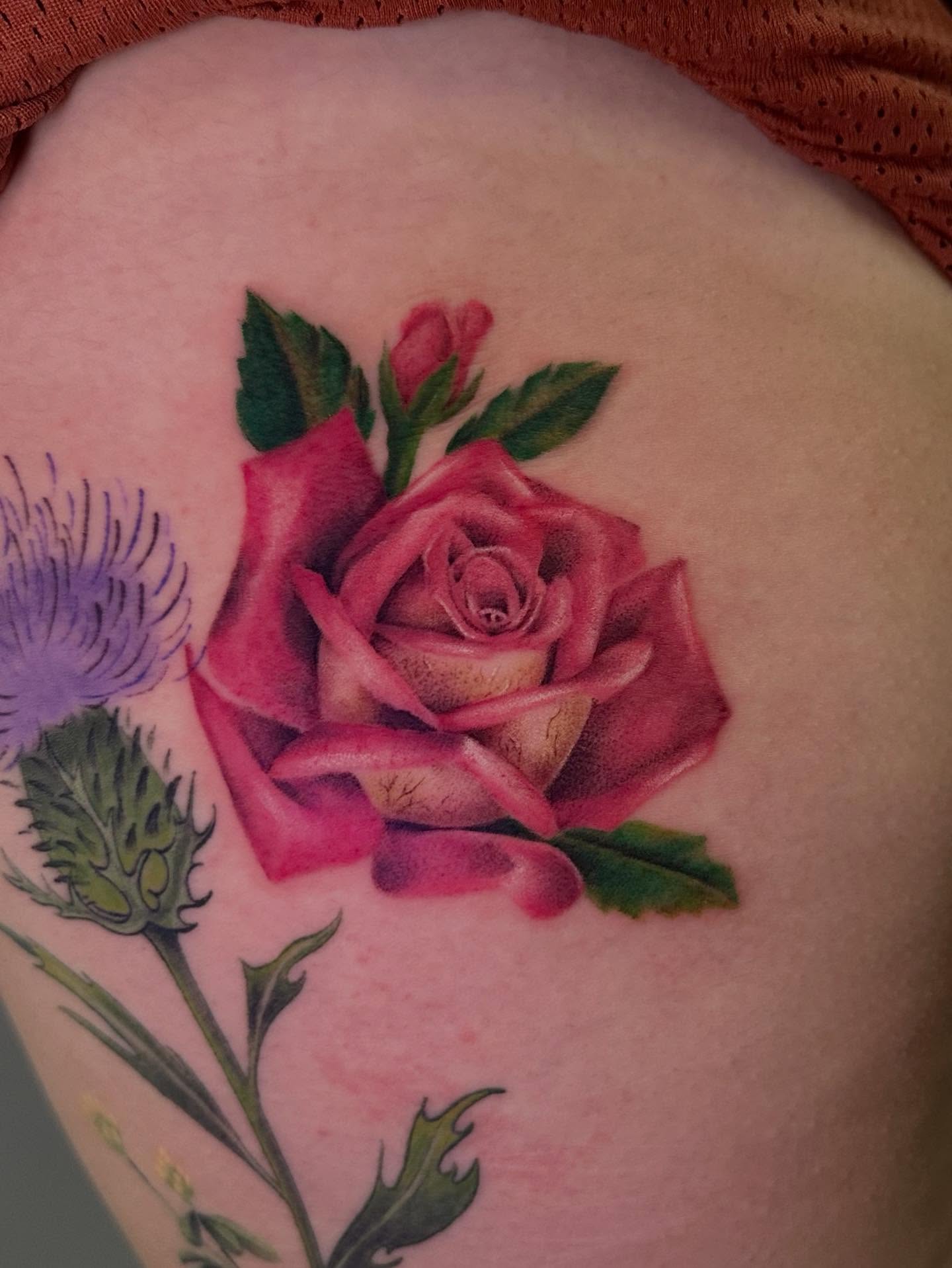 Rose realism tattoo on the thigh by Erika Nambo