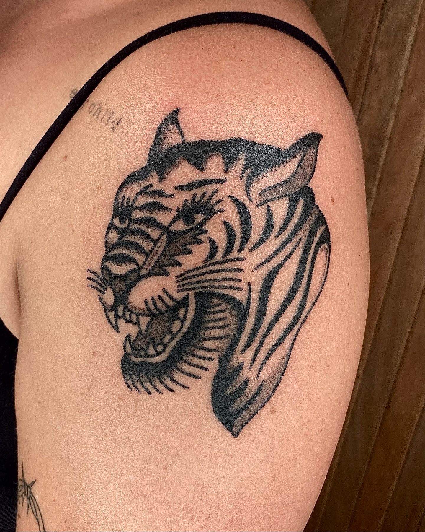Tiger black and grey tattoo on the shoulder by Daniel Diego