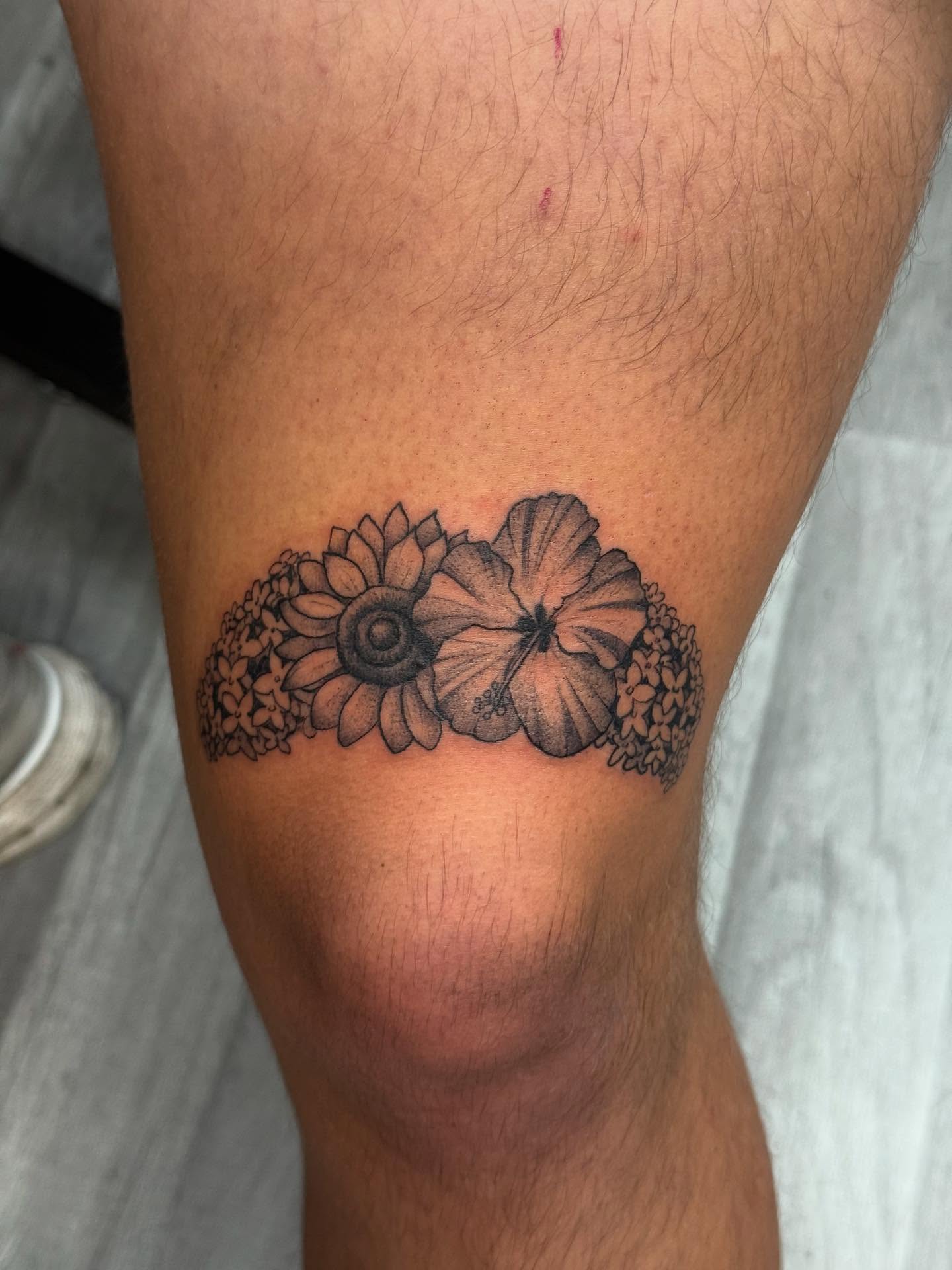 Flowers black and grey tattoo on the thigh by Khang🇻🇳
