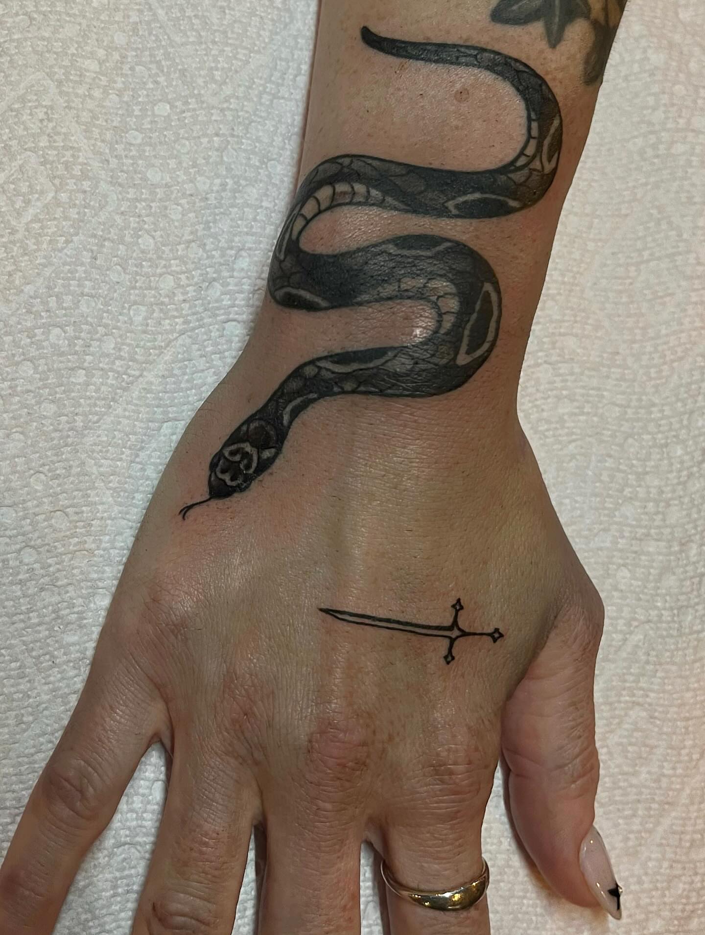 Snake and sword realism tattoo on the hand by ᴴᴬᴺᴺᴬᴴ ᴿᵁᴰᴰᴱᴸᴸ