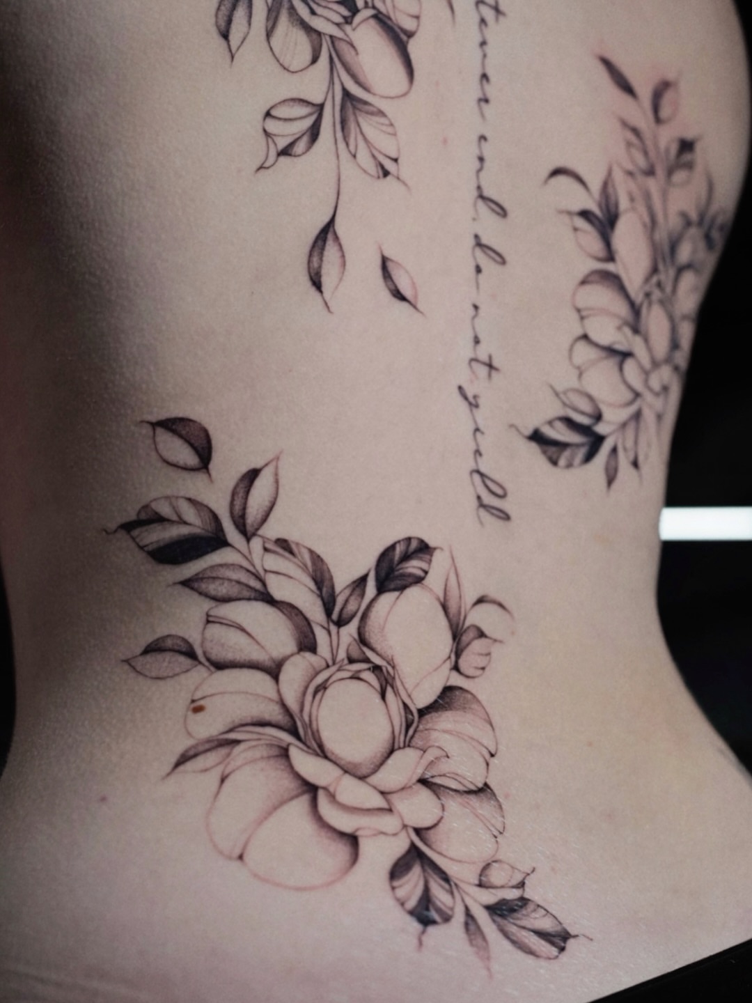Flower bouquet black and grey tattoo on the ribs by @katuvetattoo