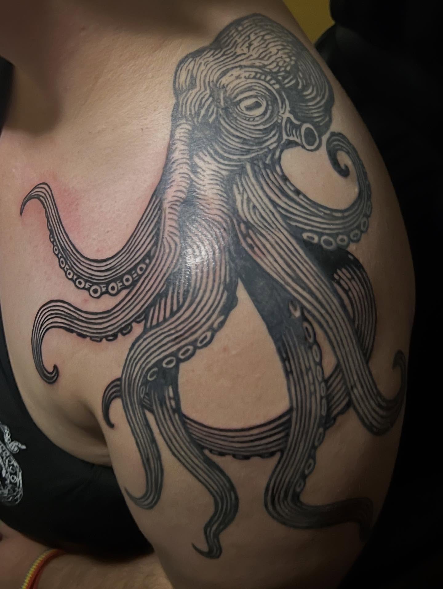 Octopus black and grey tattoo on the shoulder by Jason Middelton
