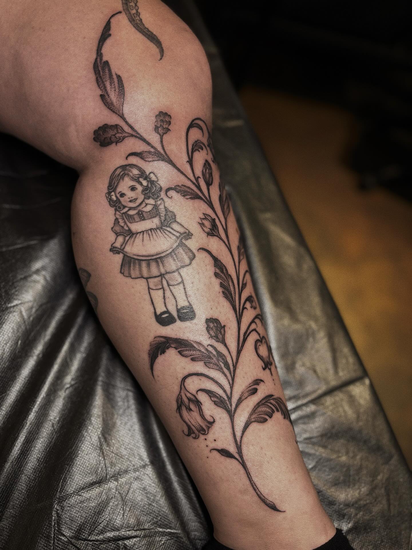 Doll and floral vine realism tattoo on the forearm by ๐๐ช๐ฒ๐ต๐ฎ๐ ๐๐ช๐ฎ๐ฝ๐