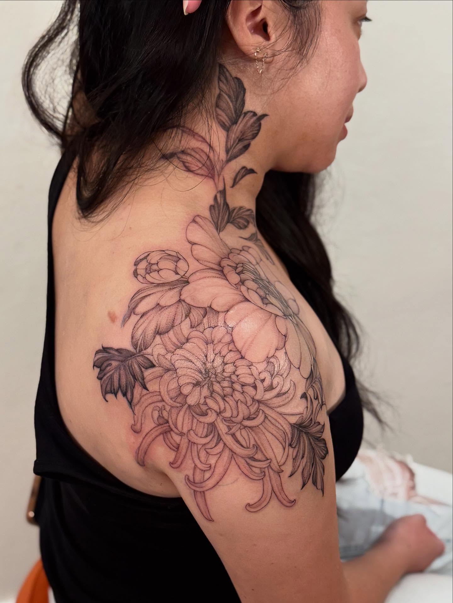 Chrysanthemum black and grey tattoo on the shoulder by 𝘉𝘢𝘺 𝘈𝘳𝘦𝘢 𝘛𝘢𝘵𝘵𝘰𝘰 𝘈𝘳𝘵𝘪𝘴𝘵, Oakland, California