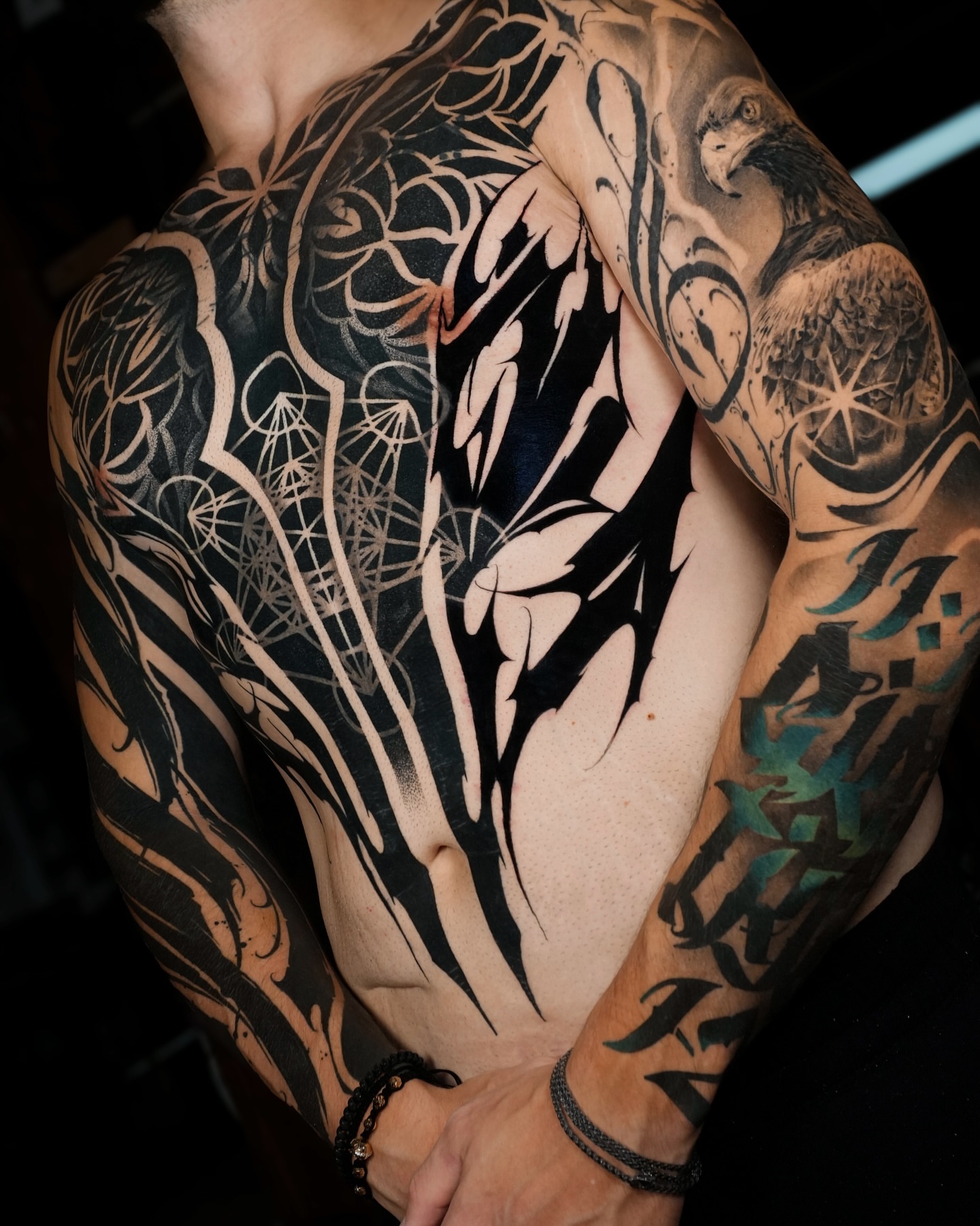Abstract design geometric tattoo on the back by Laure Conzales