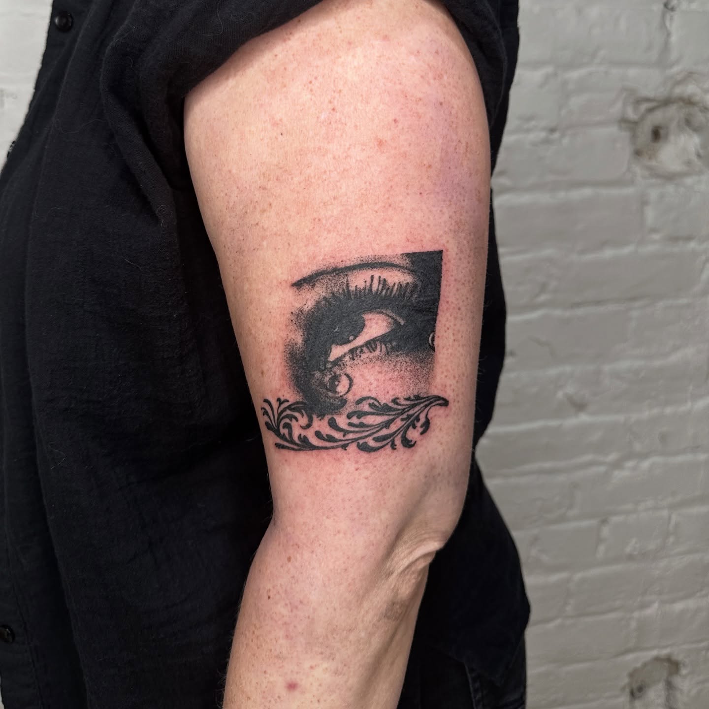 Eye with eyelashes black and grey tattoo on the forearm by πΈππππππ