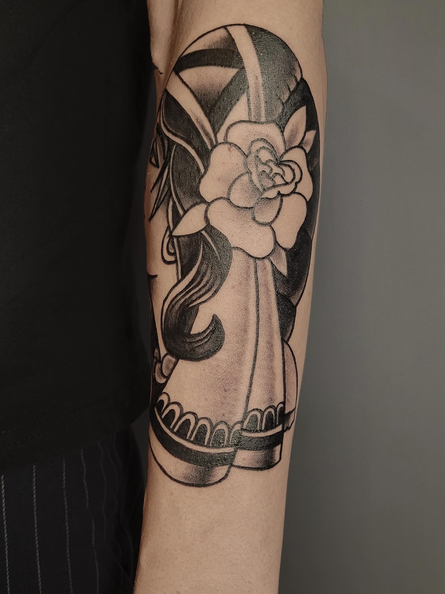 Flower and skull black and grey tattoo on the forearm by Артем Летний