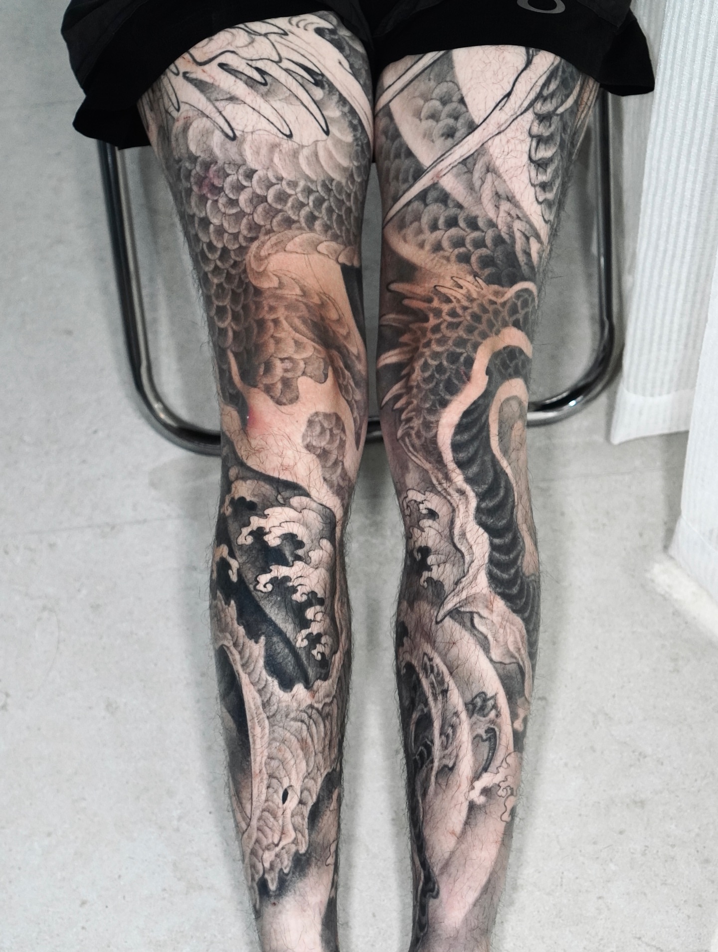 Dragon and waves japanese irezumi tattoo on the leg by 睿刺造物