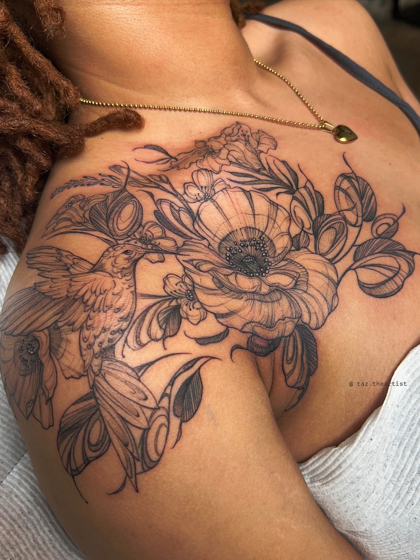 Floral bouquet with hummingbird black and grey tattoo on the shoulder by 𝖙𝖆𝖟 🫧✮♡ₐₜₗ ₙᵧʗ