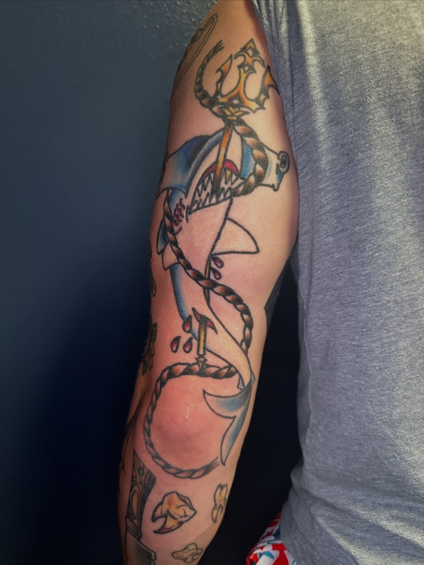 Shark and rope American traditional tattoo on the forearm by Maggie De La Torre ๐ณ๏ธโโง๏ธ๐ฒ๐ฝ