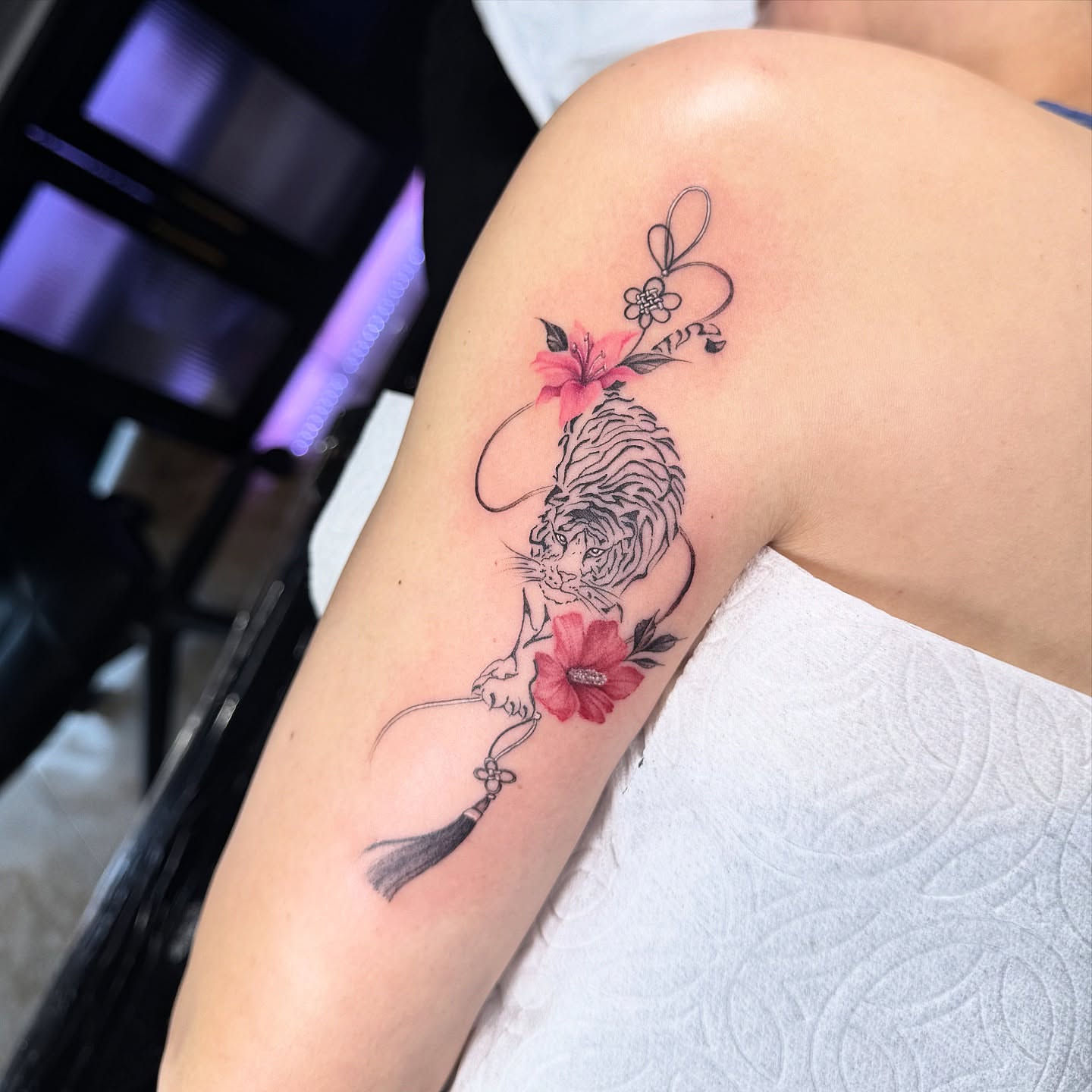 Tiger and flowers black and grey tattoo on the upper arm by π² ππ² ππΎππ·π± - π« ππ»πͺπ°πΈπ·πΌ π², San Jose, California