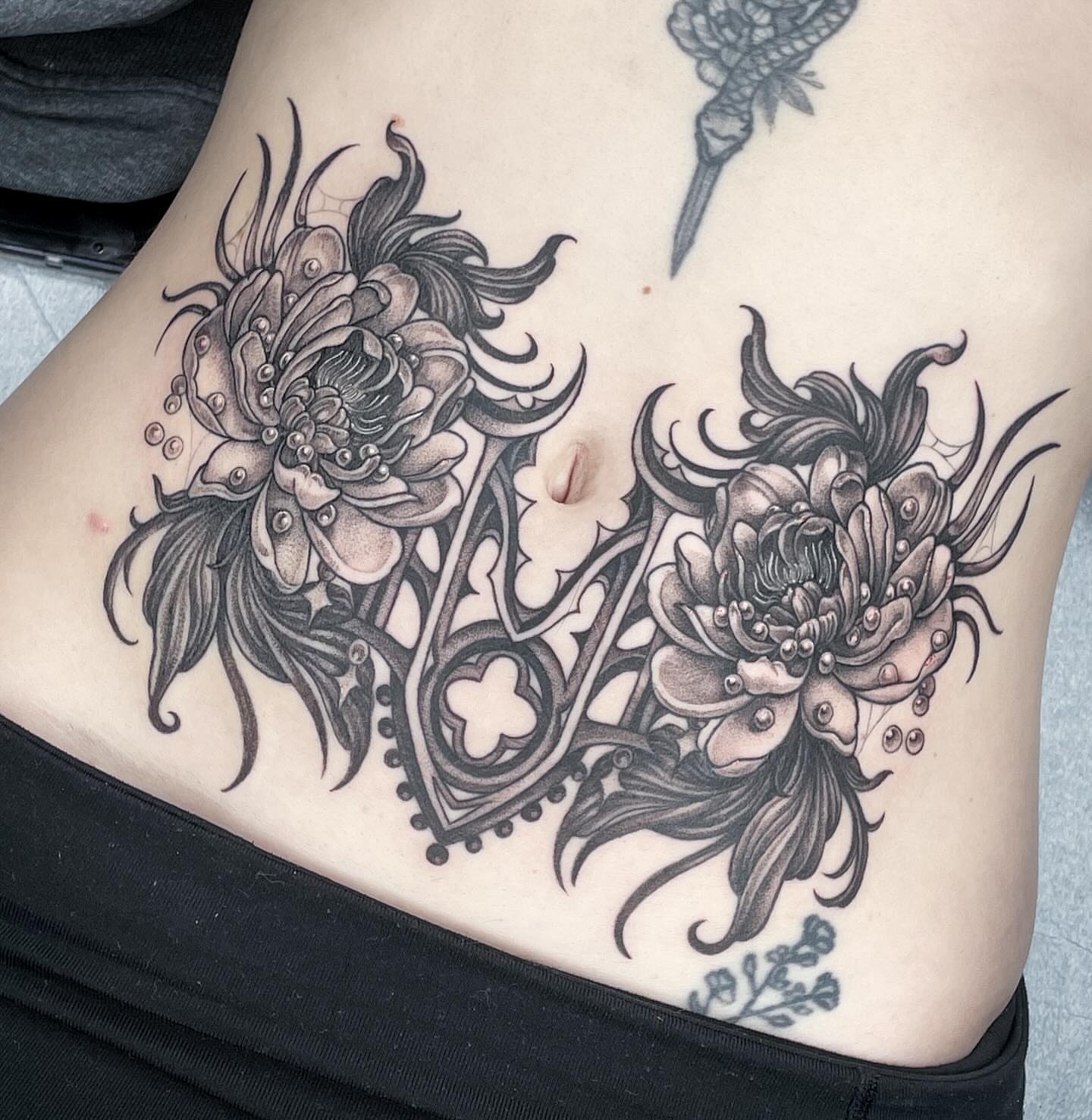 Floral design black and grey tattoo on the ribs by 𝖂𝖍𝖆𝖙𝕽𝖊𝖎𝖑𝖊𝖞