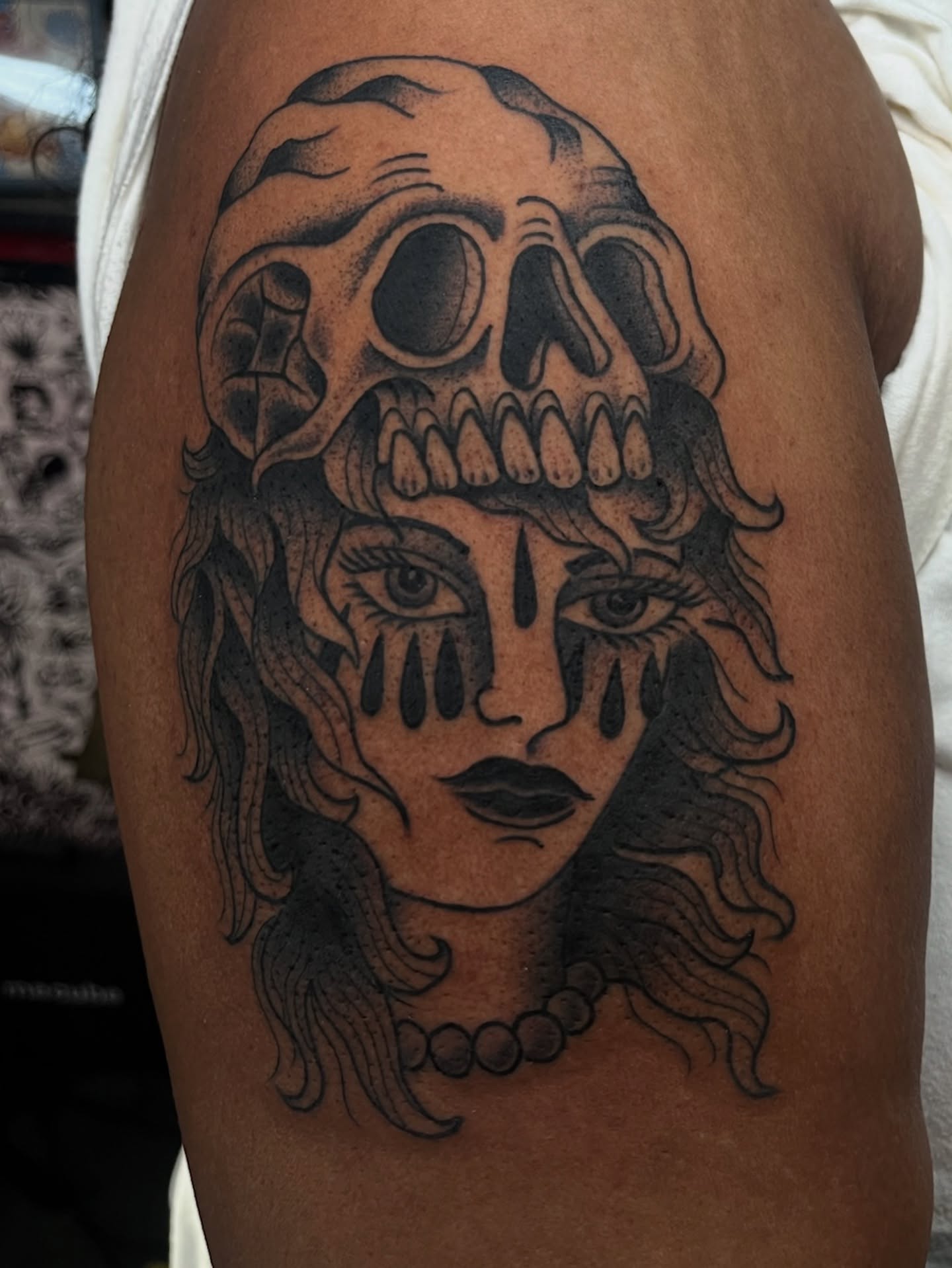 Skull and woman realism tattoo on the thigh by Bre