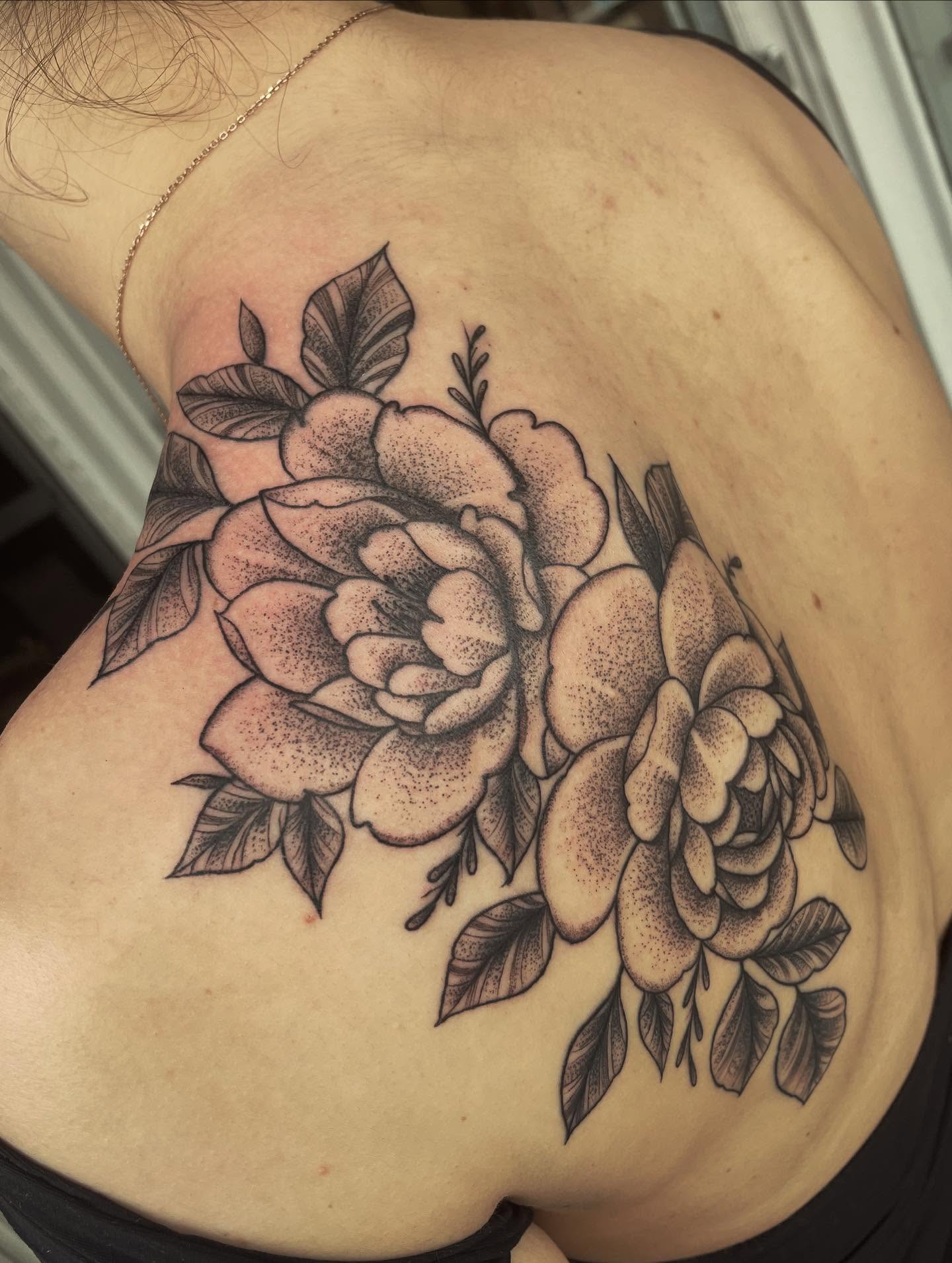 Flowers dotwork tattoo on the back by Andres Patino 🇪🇨🇺🇸