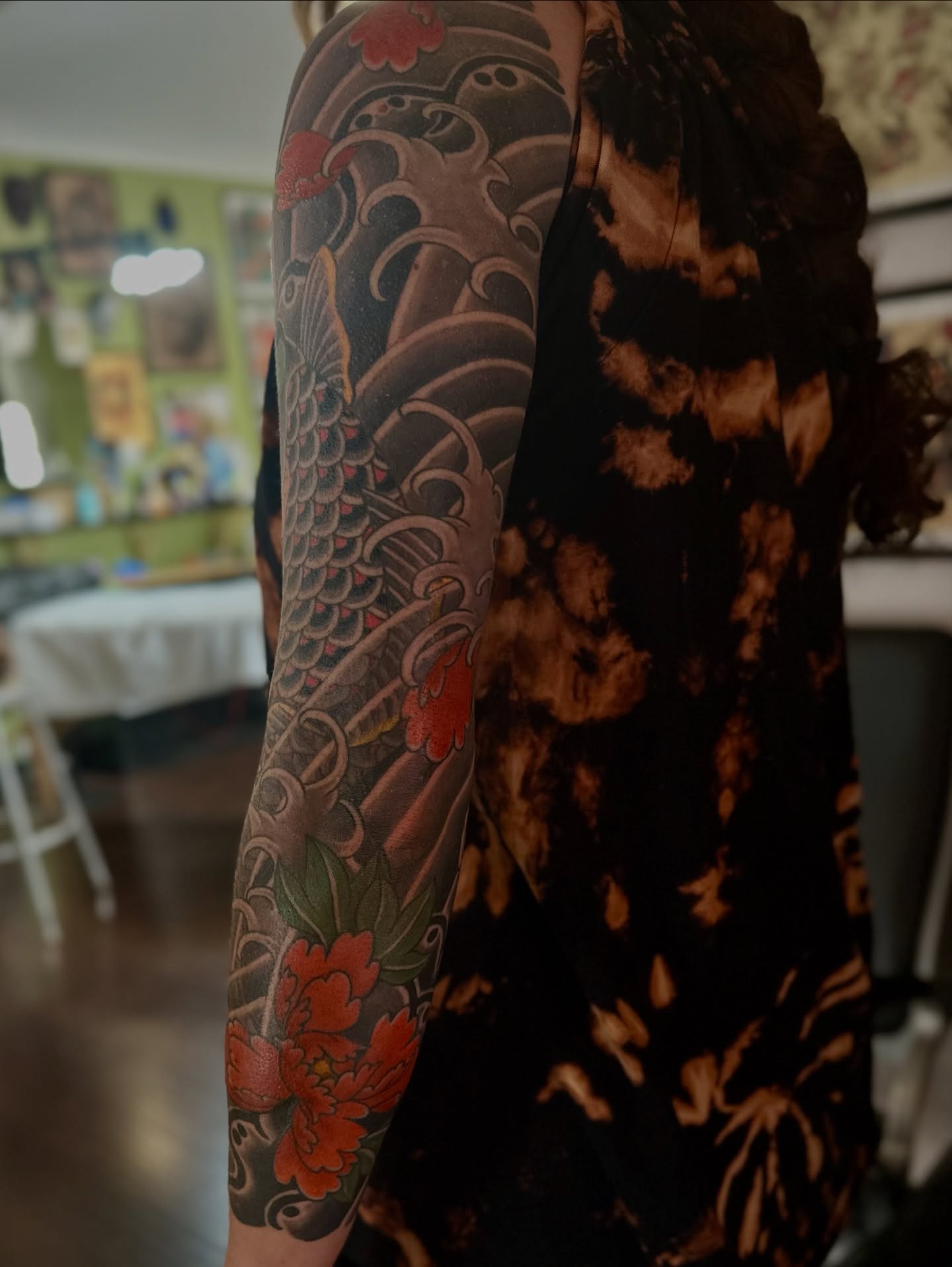 Koi fish and waves japanese irezumi tattoo on the upper arm by Kenny Waizumi ๐