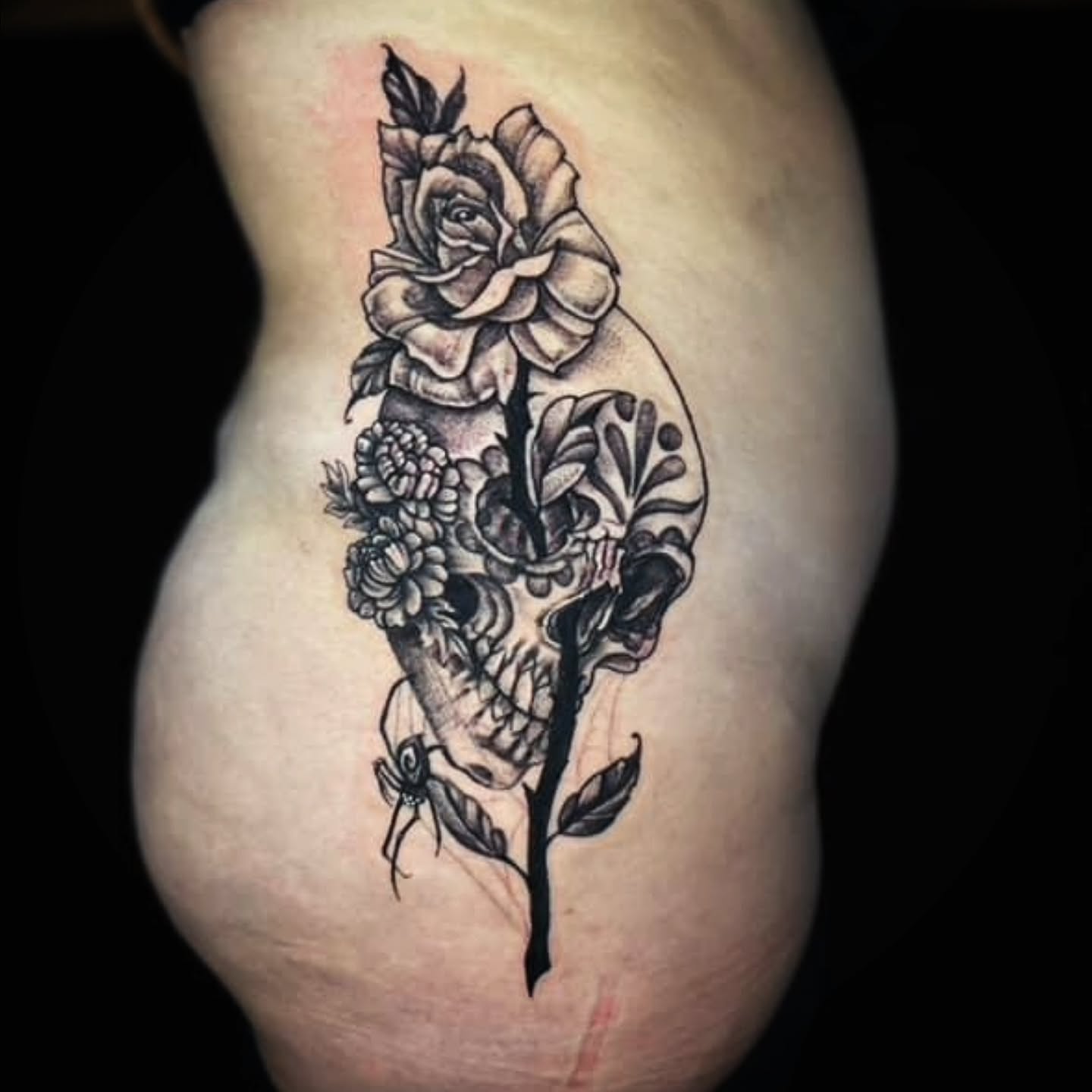 Skull and rose realism tattoo on the thigh by Jennalea