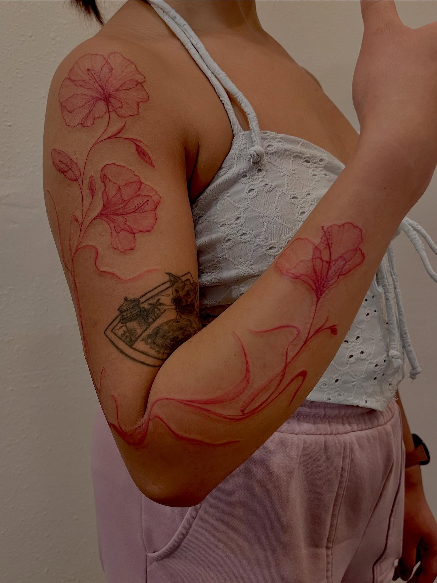 Flowers and boat fine line tattoo on the upper arm by Kite.Tattoo_Amber
