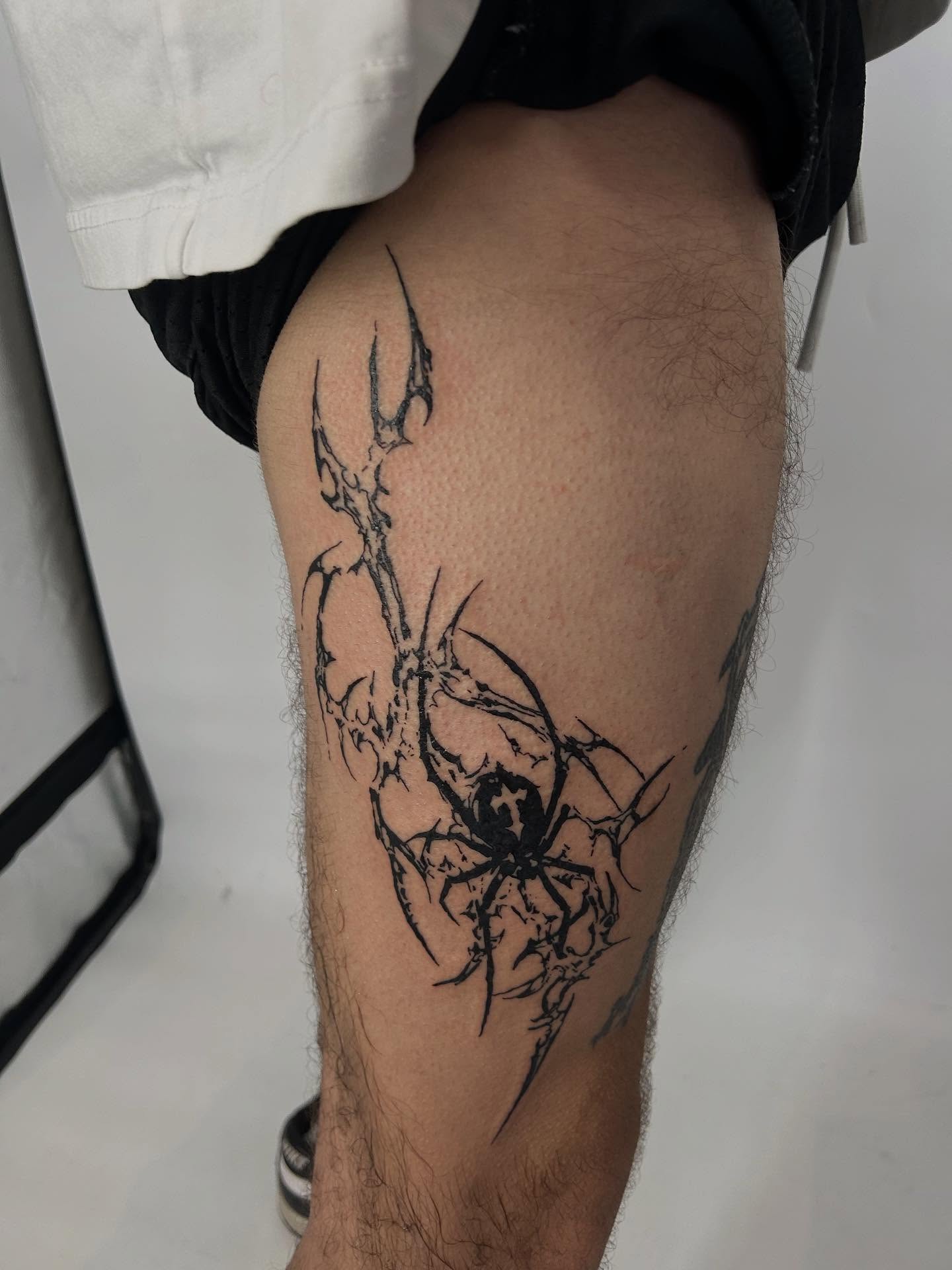 Spider black and grey tattoo on the thigh by Lip™