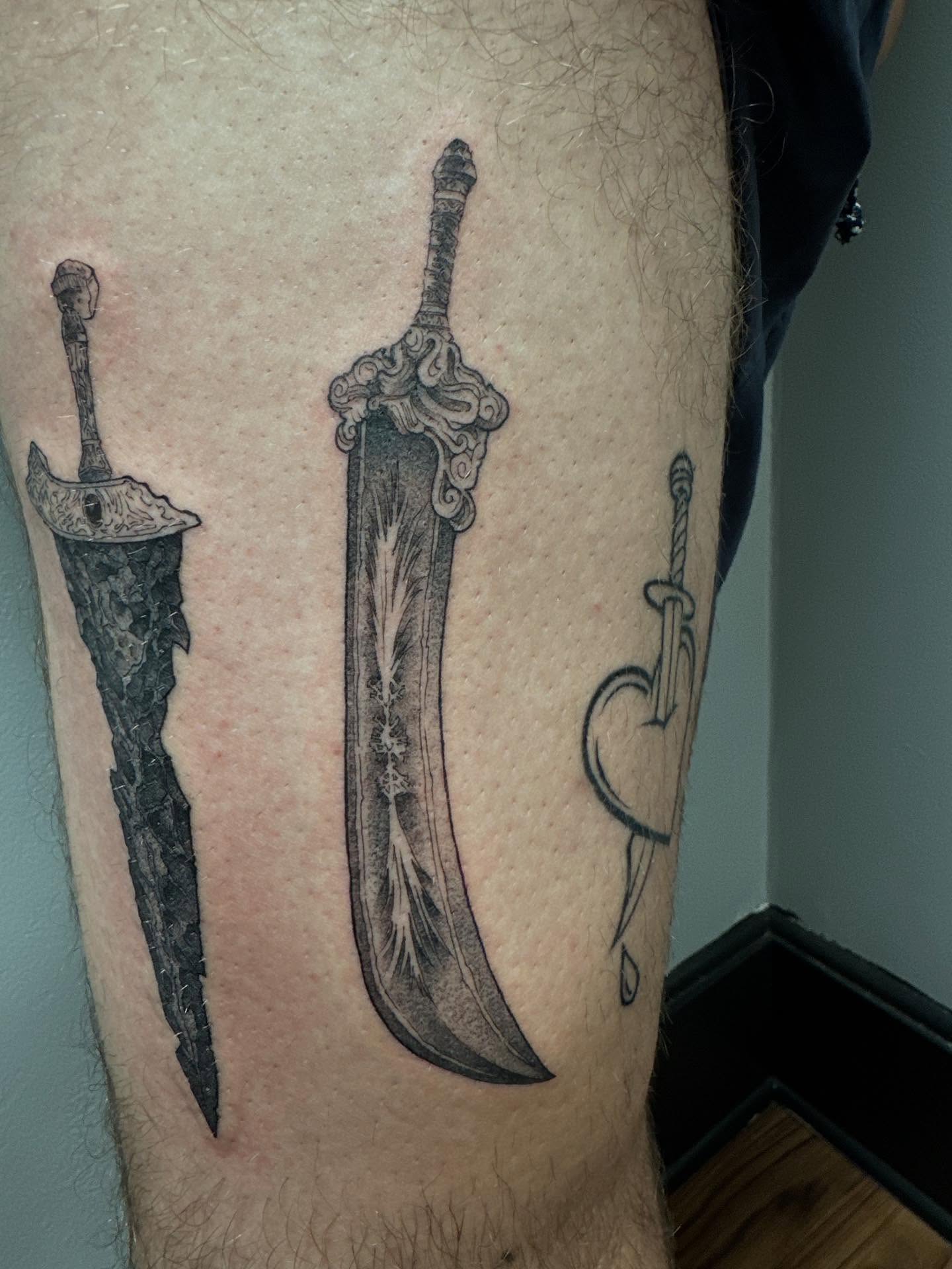 Knives black and grey tattoo on the leg by Jan Xander