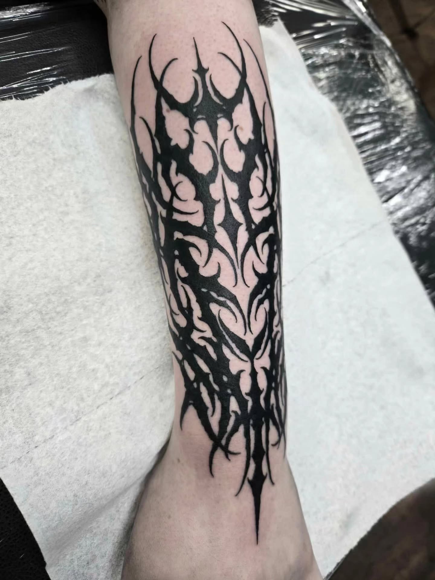 Floral pattern tribal tattoo on the forearm by ๐