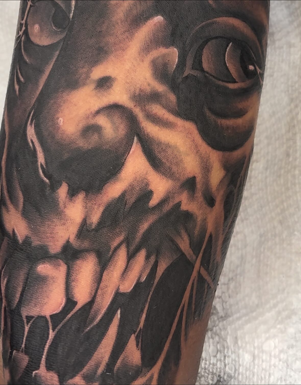 Grinning skull dark realism tattoo on the forearm by FleeDott 🇨🇴