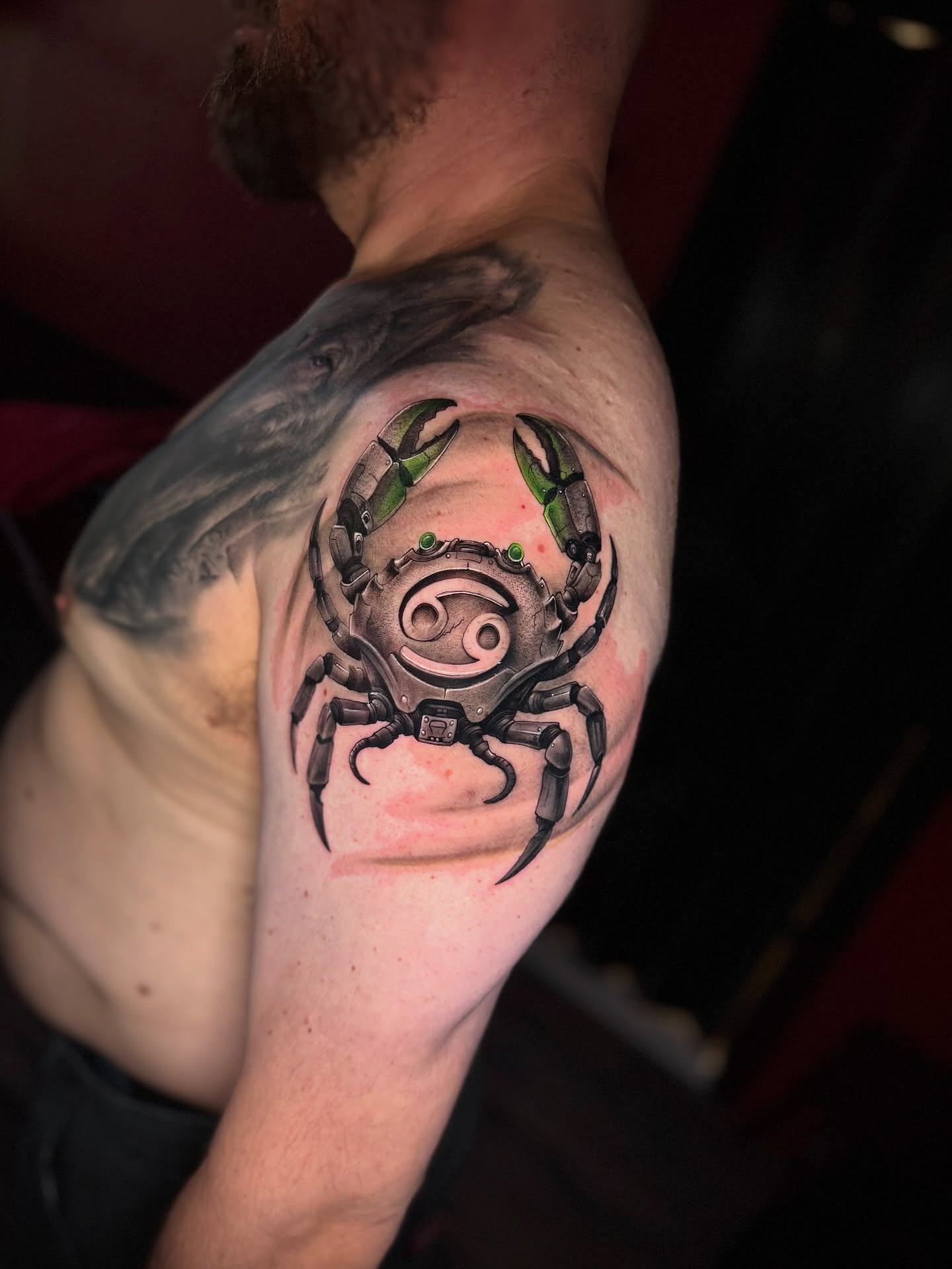 Scorpion geometric tattoo on the shoulder by Franz Muñoz