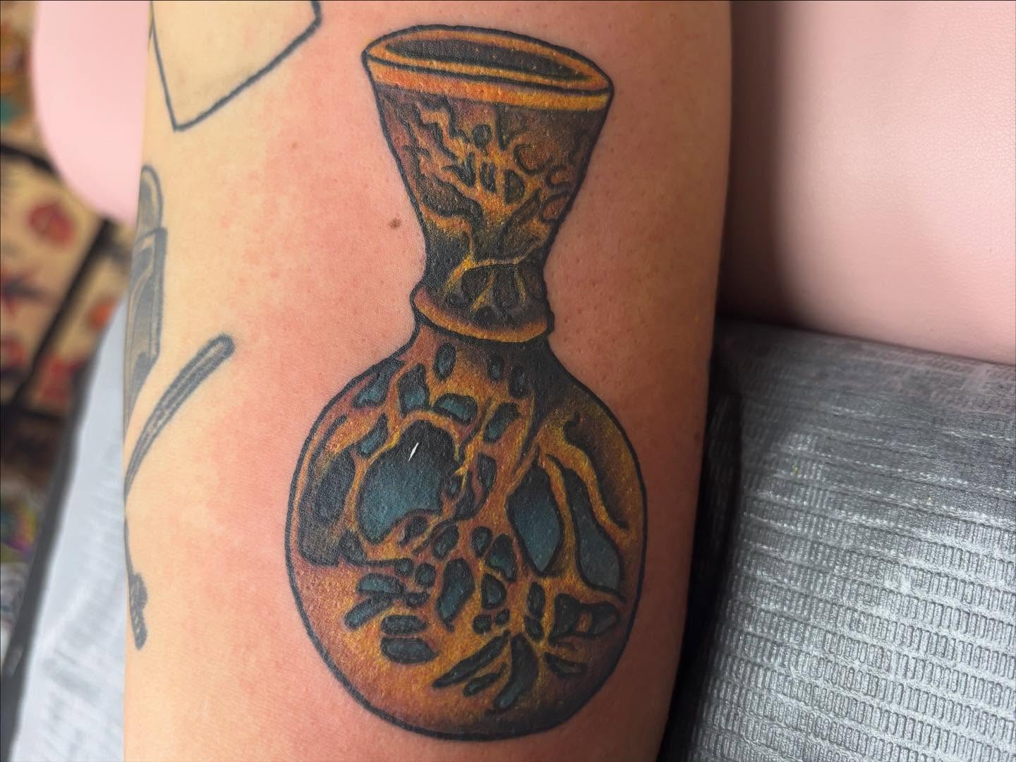 Vase dotwork tattoo on the forearm by Oscar Cuéllar (Kue-Yar)