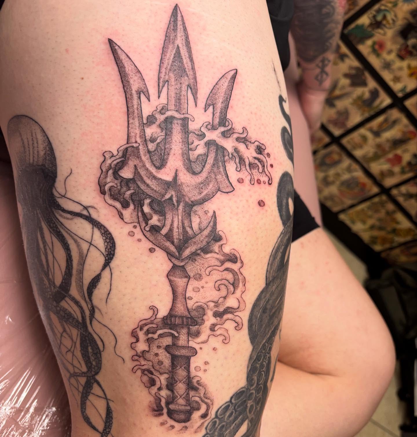 Trident black and grey tattoo on the forearm by Oscar Cuéllar (Kue-Yar)