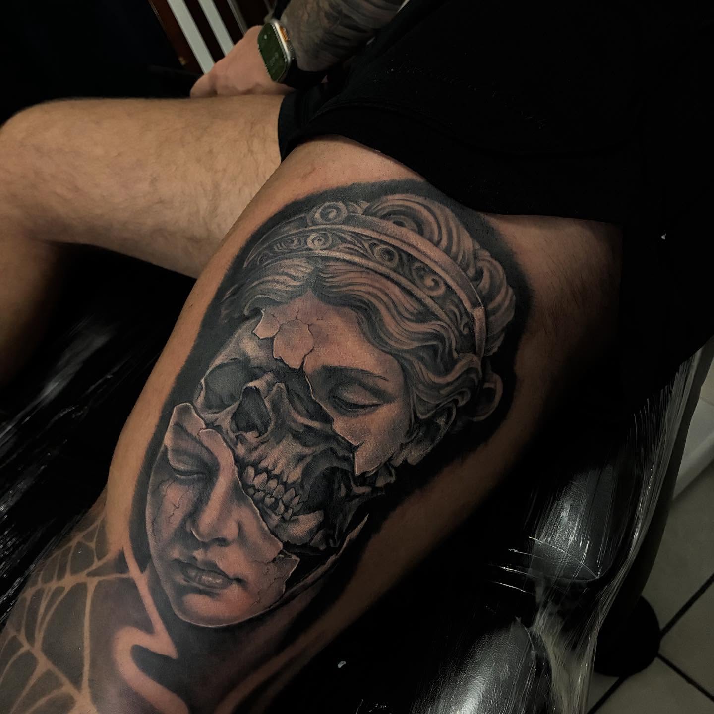 Skull and woman realism tattoo on the thigh by payaso