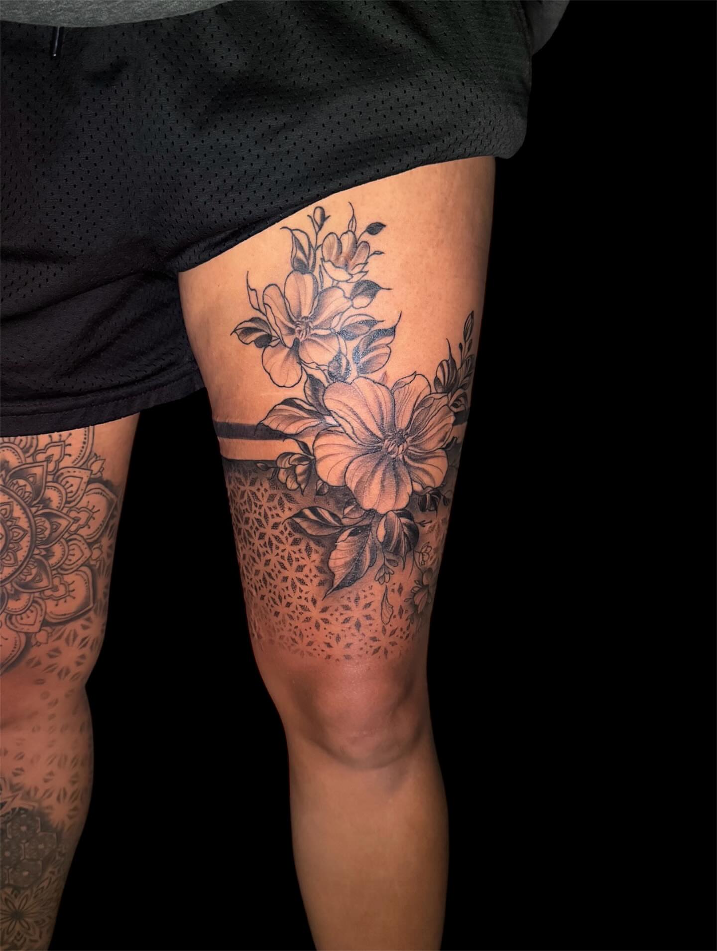 Floral bouquet black and grey tattoo on the thigh by Diana Guillette