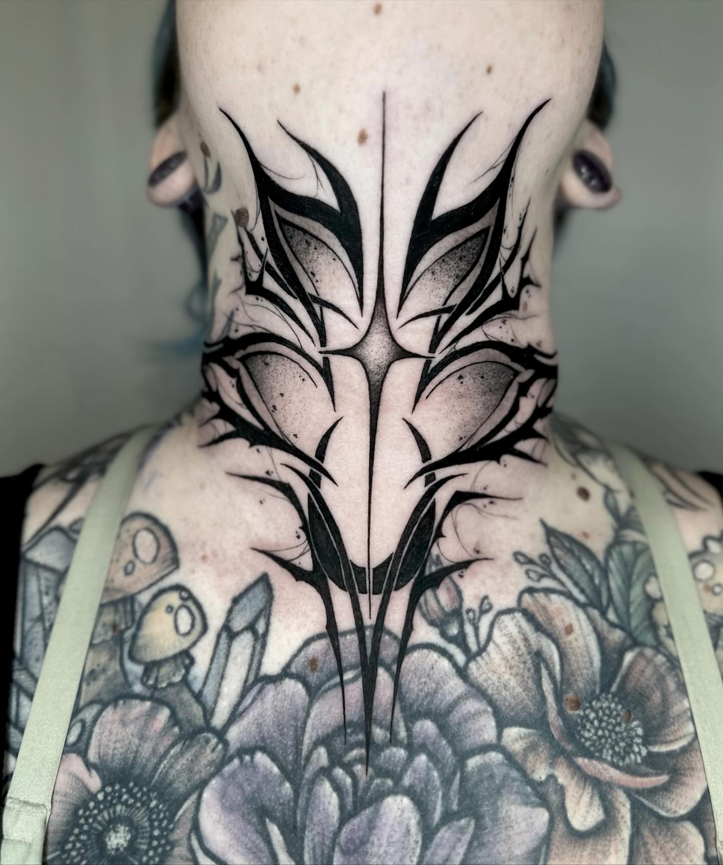 Abstract feathers black and grey tattoo on the neck by ᴇʟɪᴢᴀ ɢᴏɴᴢᴀʟᴇᴢ