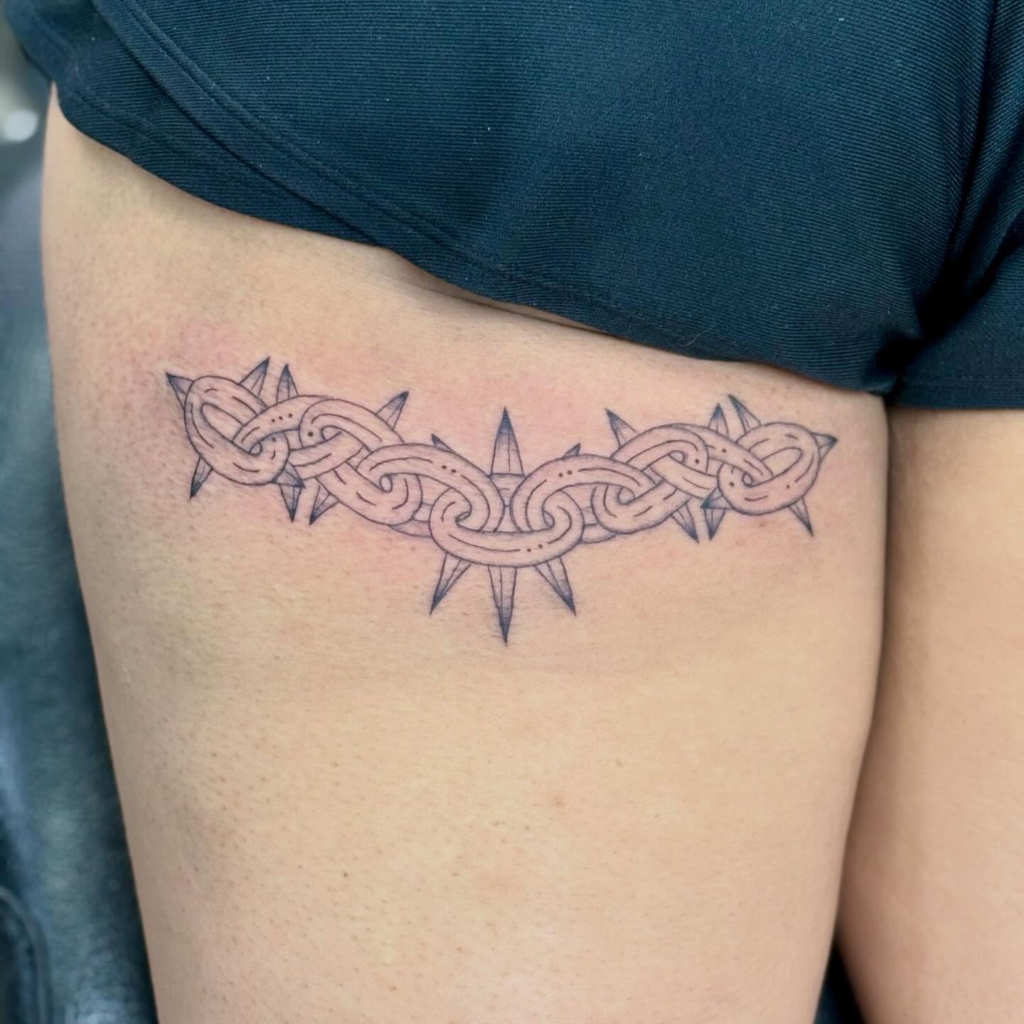 Spiked chain black and grey tattoo on the thigh by bradyn thornton: eco-tattoo artist
