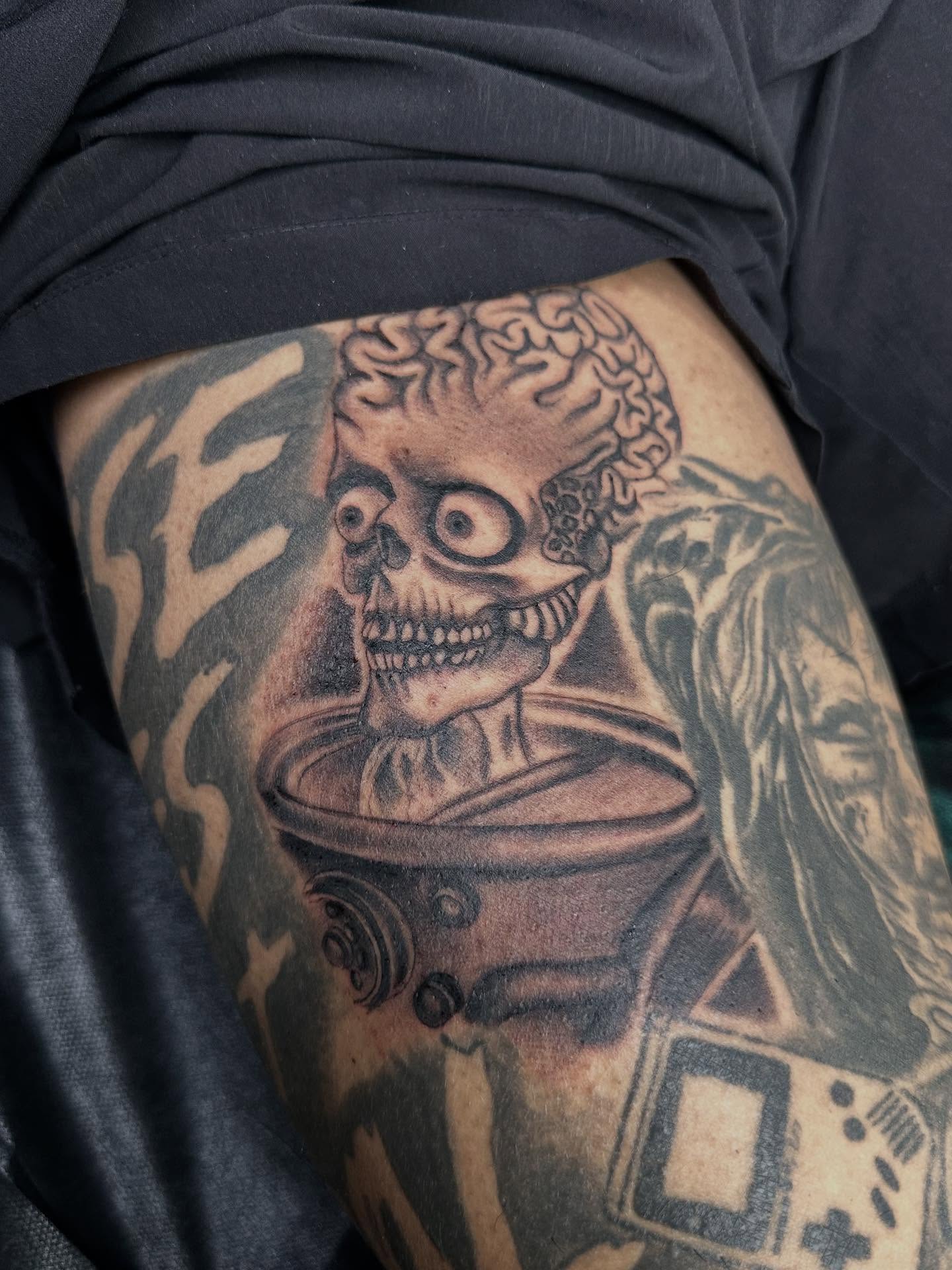 Skull and woman realism tattoo on the thigh by Kimberly landin
