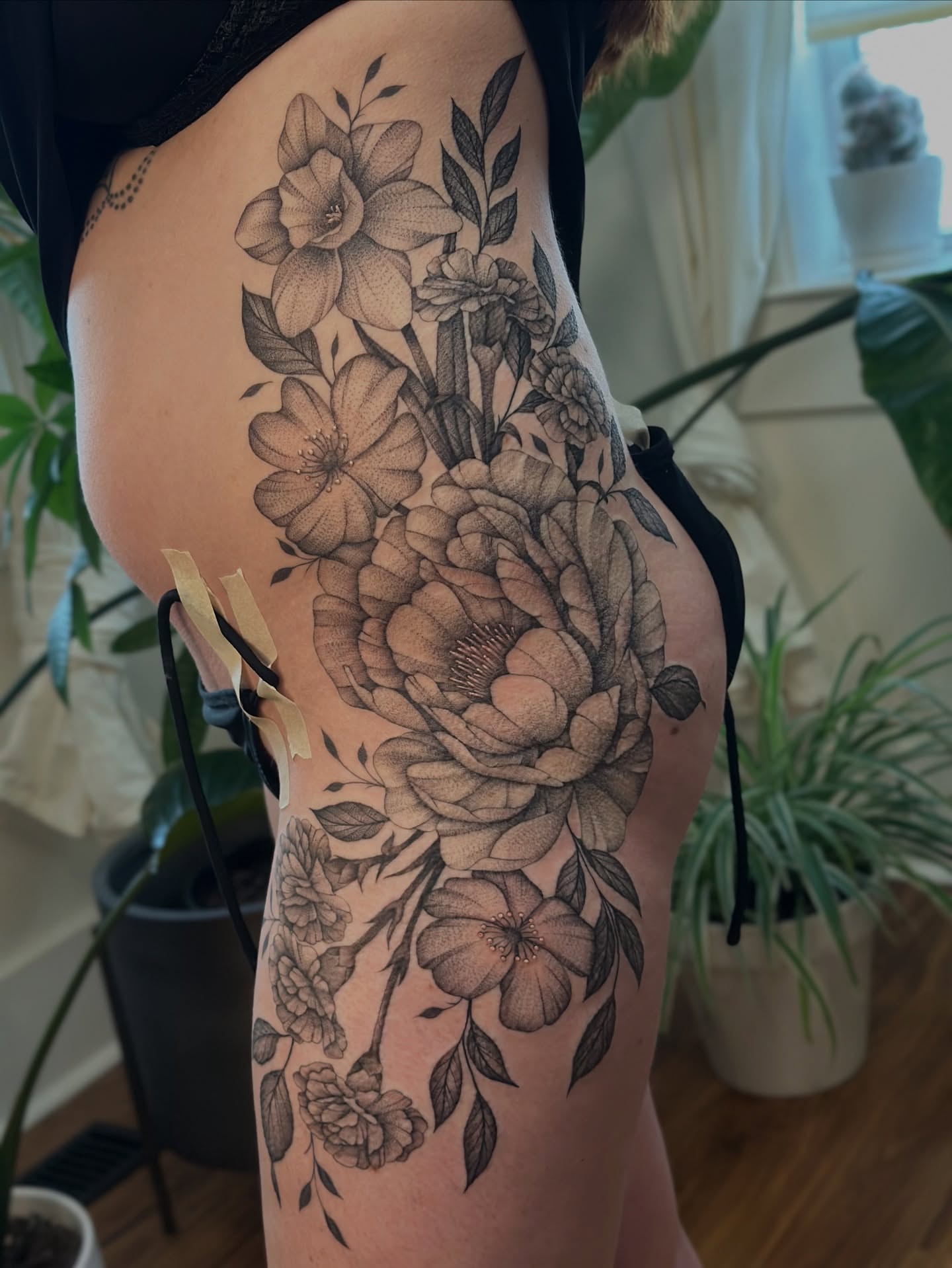 Floral bouquet realism tattoo on the thigh by ๐
๐๐๐๐๐ ๐๐๐๐๐๐