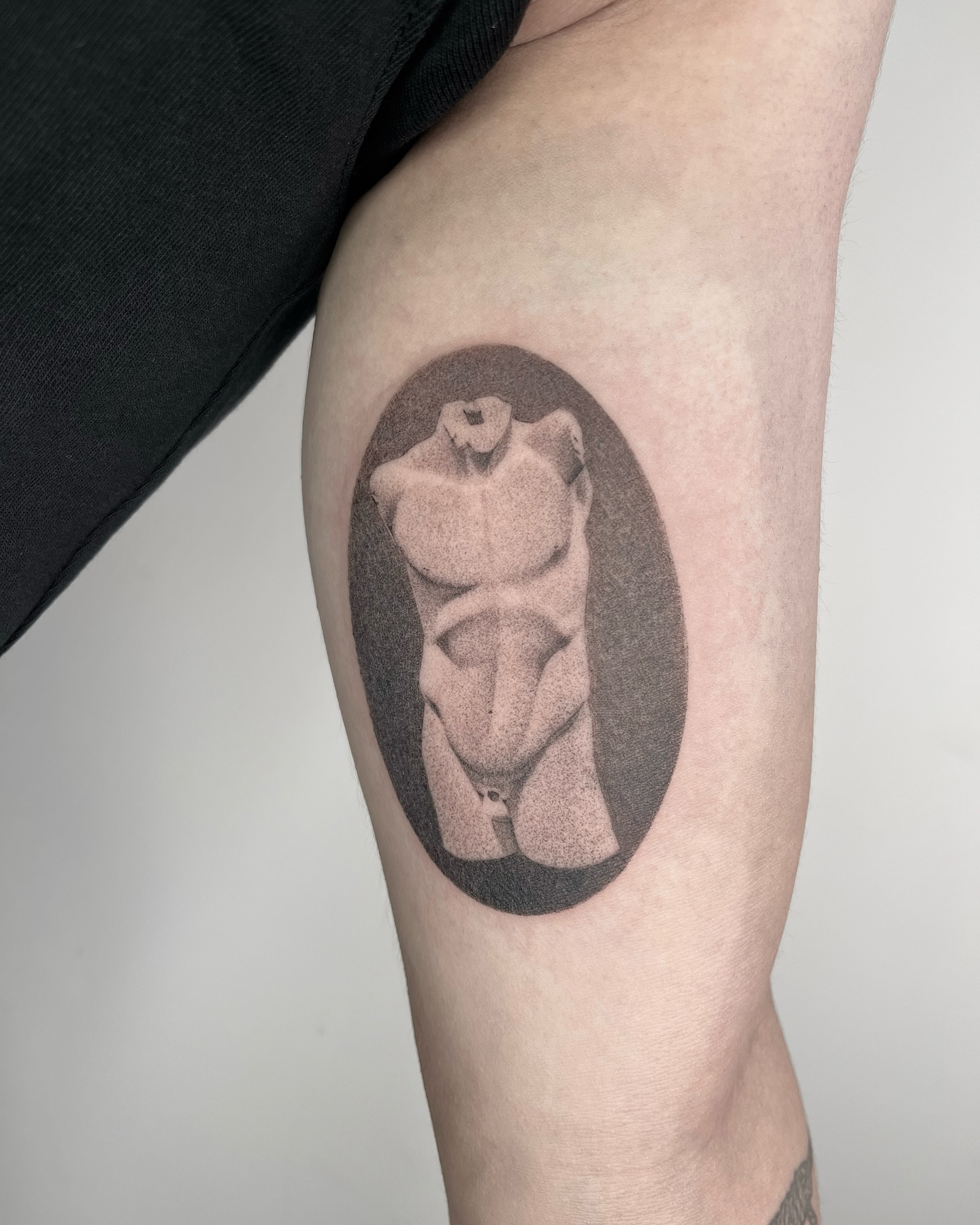 Statue dotwork tattoo on the thigh by 刺青職男